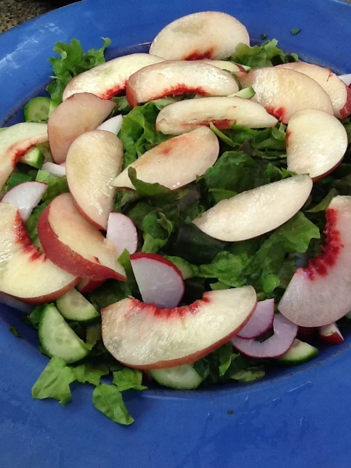 Summer is almost over and soon the peaches will disappear. I bought these white peaches that were so sweet and delicious I just wanted to put them In everything I was making. These beauties ended up on my salad.
1 head of butter lettuce
4 radishes, sliced
¼ cup chopped parsley
1 cucumber, seeded and sliced
2 sliced peaches
Basic vinegerette :
1 tablespoon Apple cider vinegar
3 Tablespoons. Olive Oil
If you have any fresh peach juice, reduce the vinegar and add the juice.