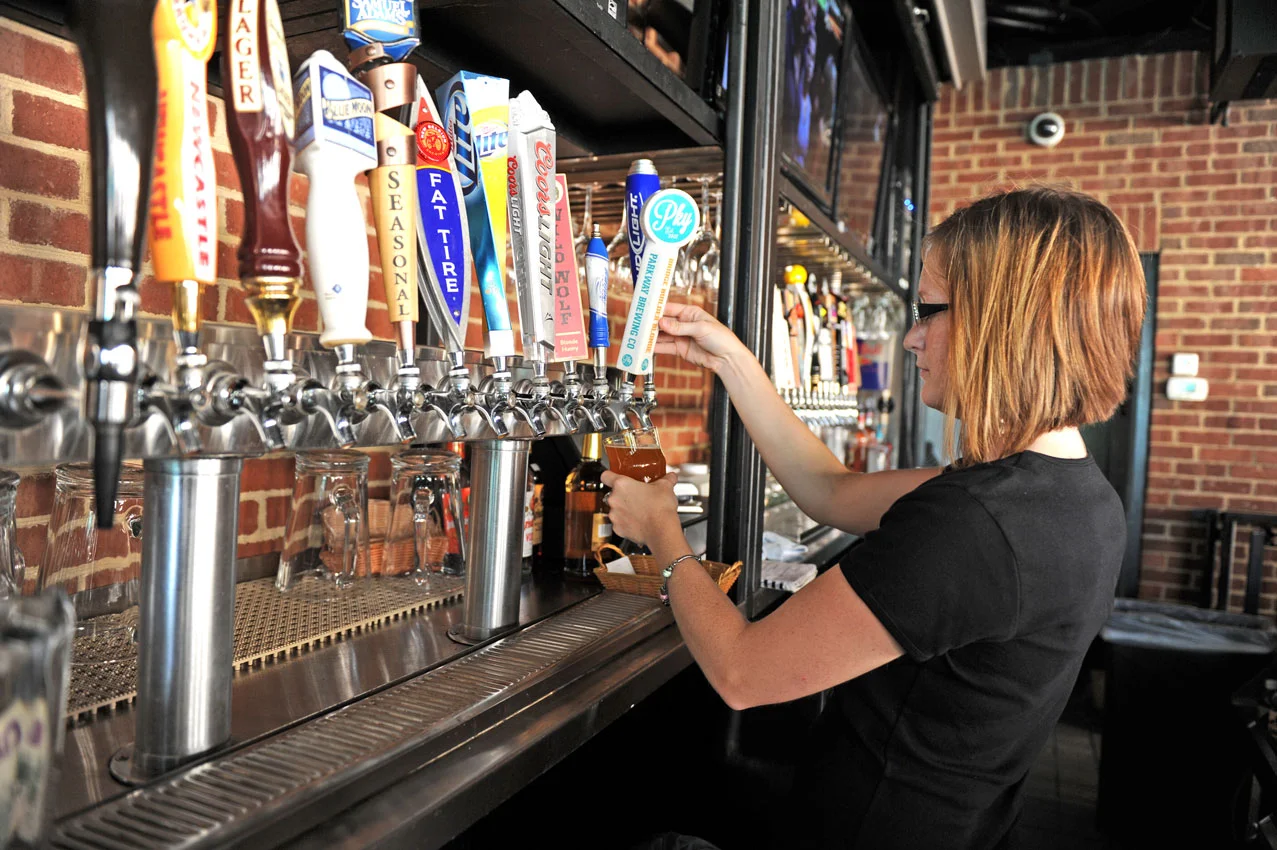 beertaps-bartender.jpg