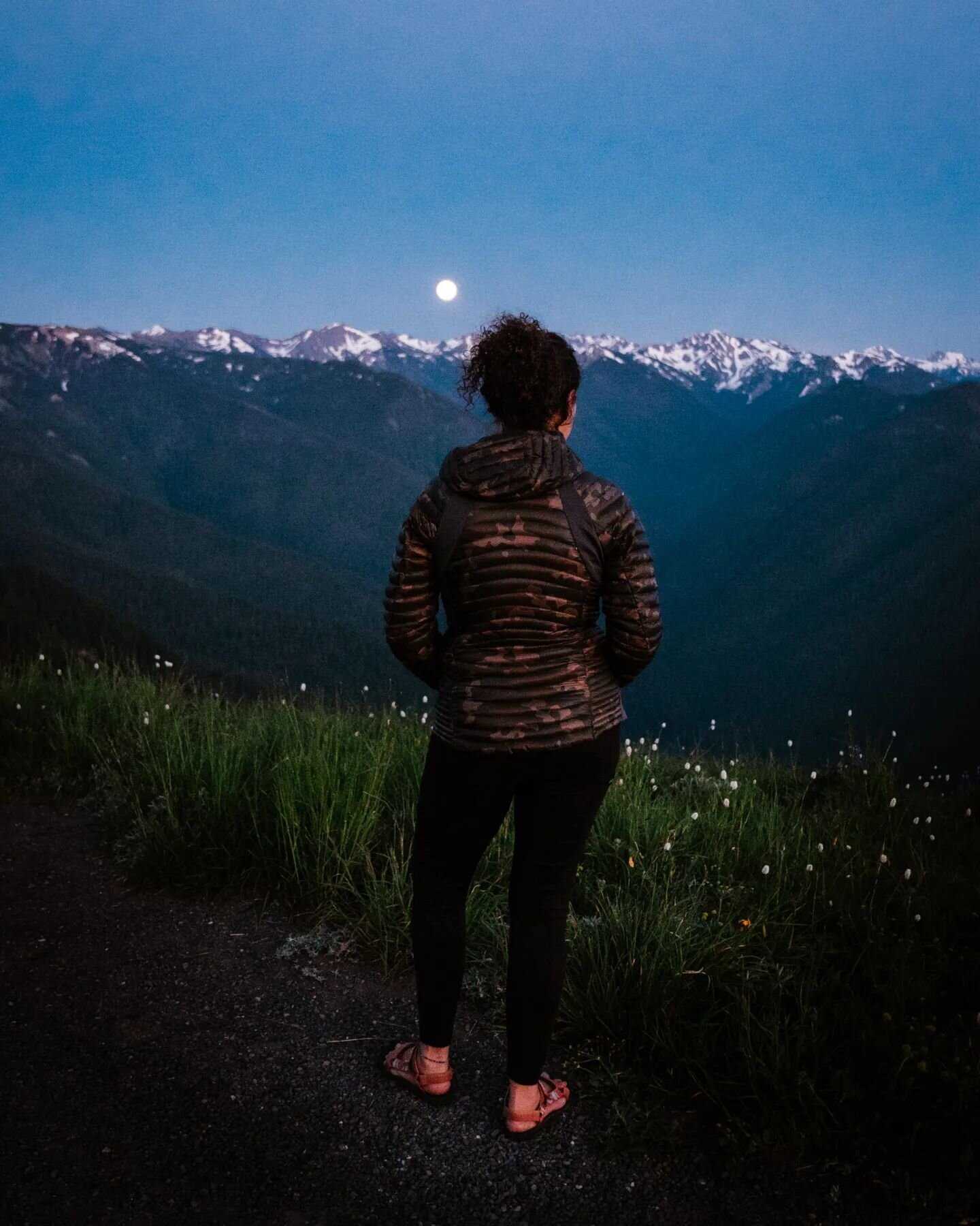Oh you know just standing here watching the Supermood rise up over the mountains in Olympic National Park.  No big deal 🥰🥰🥰 (enter sarcasm. It was a super big deal! Like wow look at that view!!!!! My heart is so full ❤️) 
.
#womenoverlandingthewor