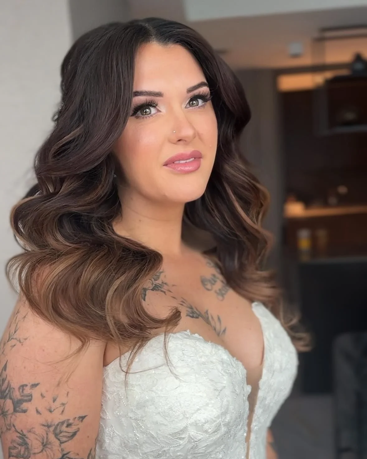 First snow, and we didn&rsquo;t hold back on the glam!❄️✨ Our bride wasn&rsquo;t afraid to turn up the volume and add some sparkle - the perfect match to the soft wintery backdrop. Here&rsquo;s to embracing all the sparkle and drama this festive seas