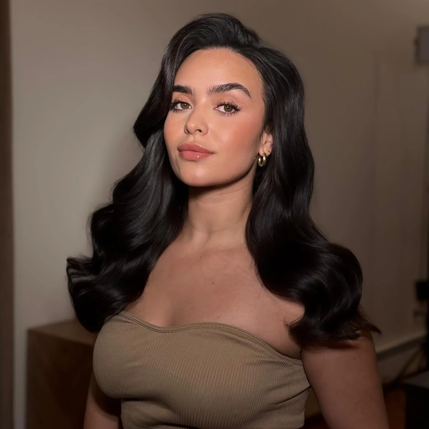 Blowouts are built at the root.
Not at the end.

Prep, sectioning, direction, and tension determine everything that follows. Longevity, volume, movement, and how the hair behaves hours later.

As we head into summer, blowouts will be one of the most 