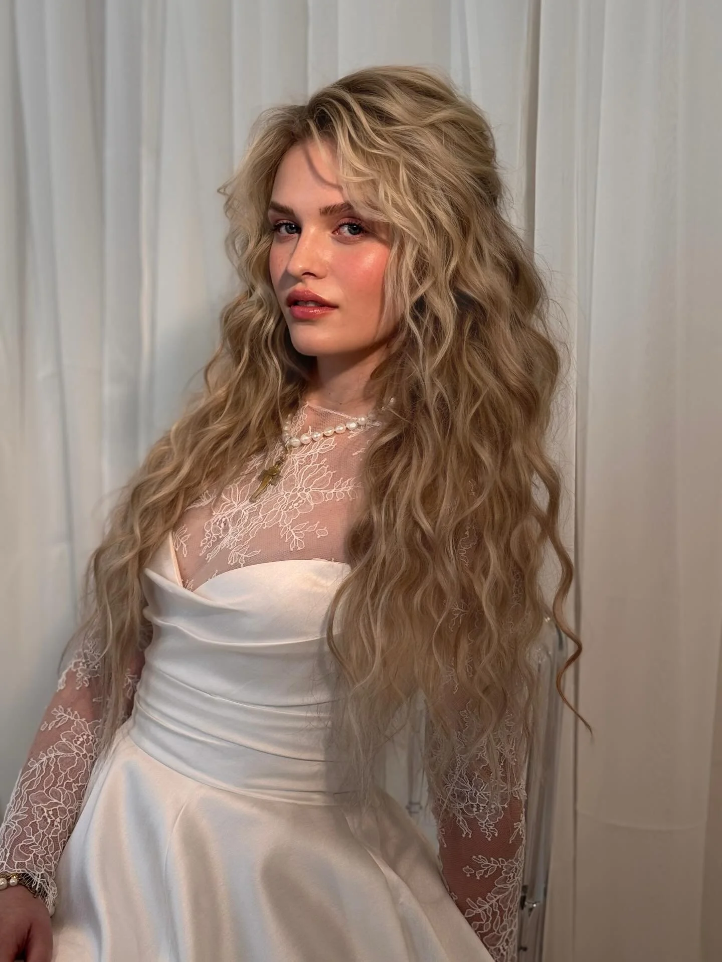 BRONT&Euml; BEAUTY 🌹 🍇 

What are Bront&euml; curls? Soft, sculpted, slightly undone but intentional. Stay tuned for a little tutorial on how to create these on yourself for spring because I&rsquo;m calling it now&hellip; these are the curls of the