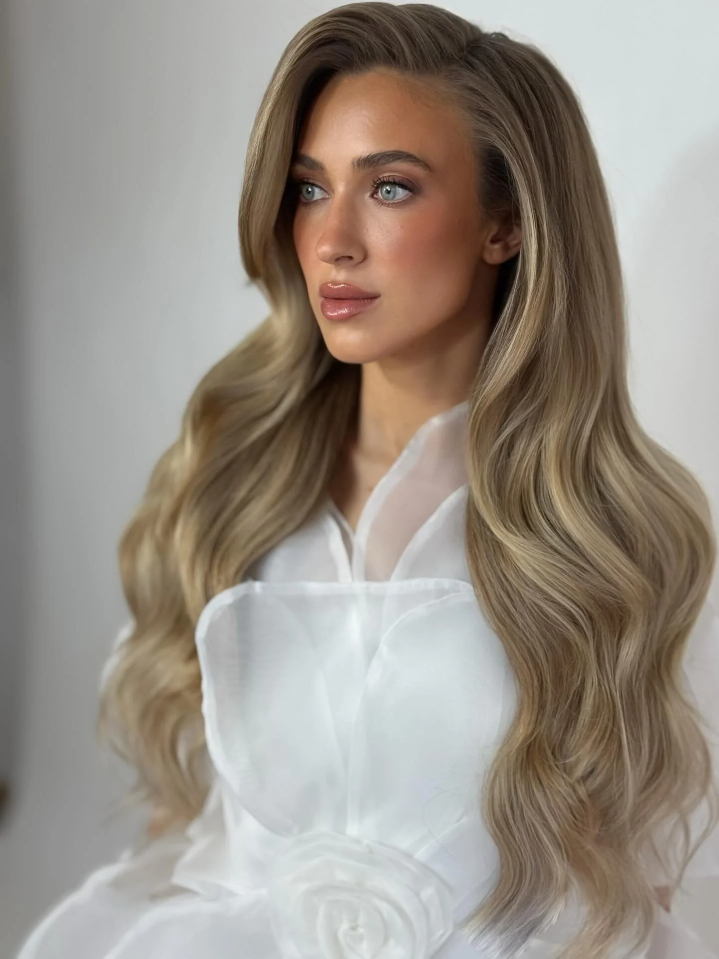 Soft, touchable waves that bounce when you move and hold when it matters. Glamorous but never stiff. Effortless but intentionally built.

This is the kind of hair that photographs beautifully, lasts through hugs and champagne, and still feels like yo