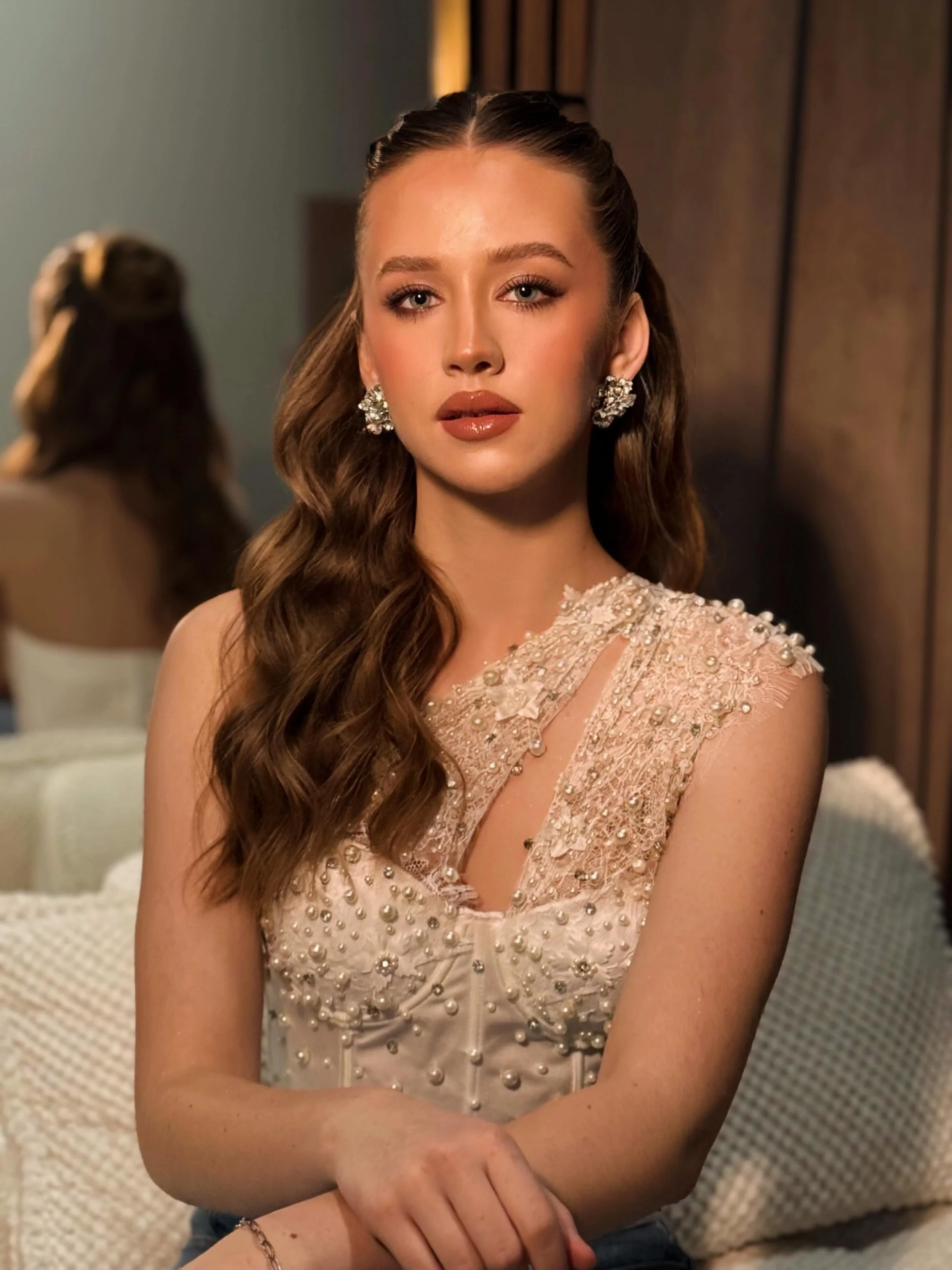 Half up hairstyles are having a full moment right now and they deserve every second of it 

Swipe 👉🏻 because I added both pics! Different lighting and @emilybridalmua makeup looks so amazing in both that golden light and for me- that side view is c