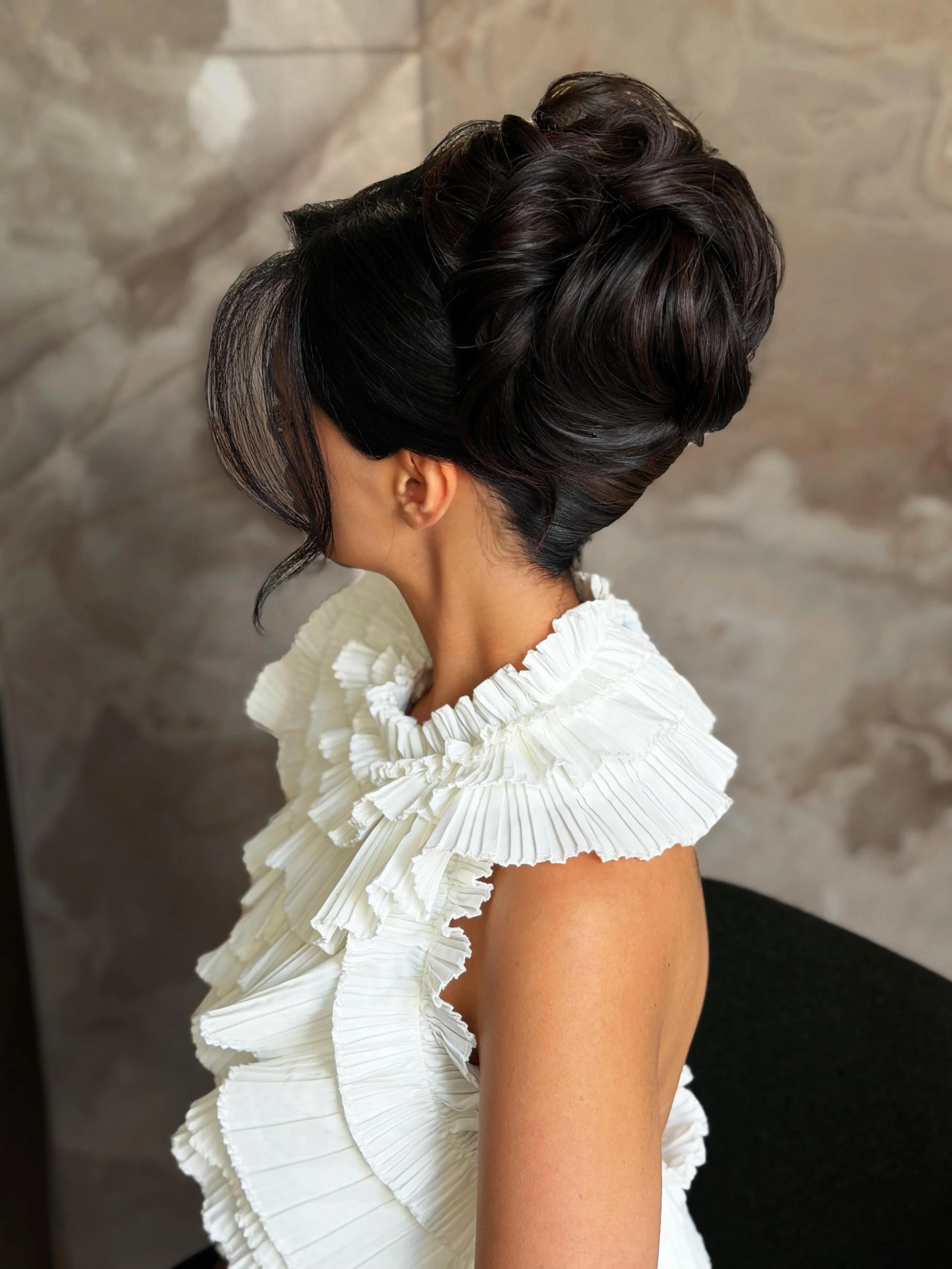 1:1 Hairstyling education in Edmonton and anywhere else! Spent Monday with @nehafatmi and it was such a great day!🖤

High buns, clean and polished but still textured. Smoothing waves and locking them in so they last all day. Two of my absolute signa