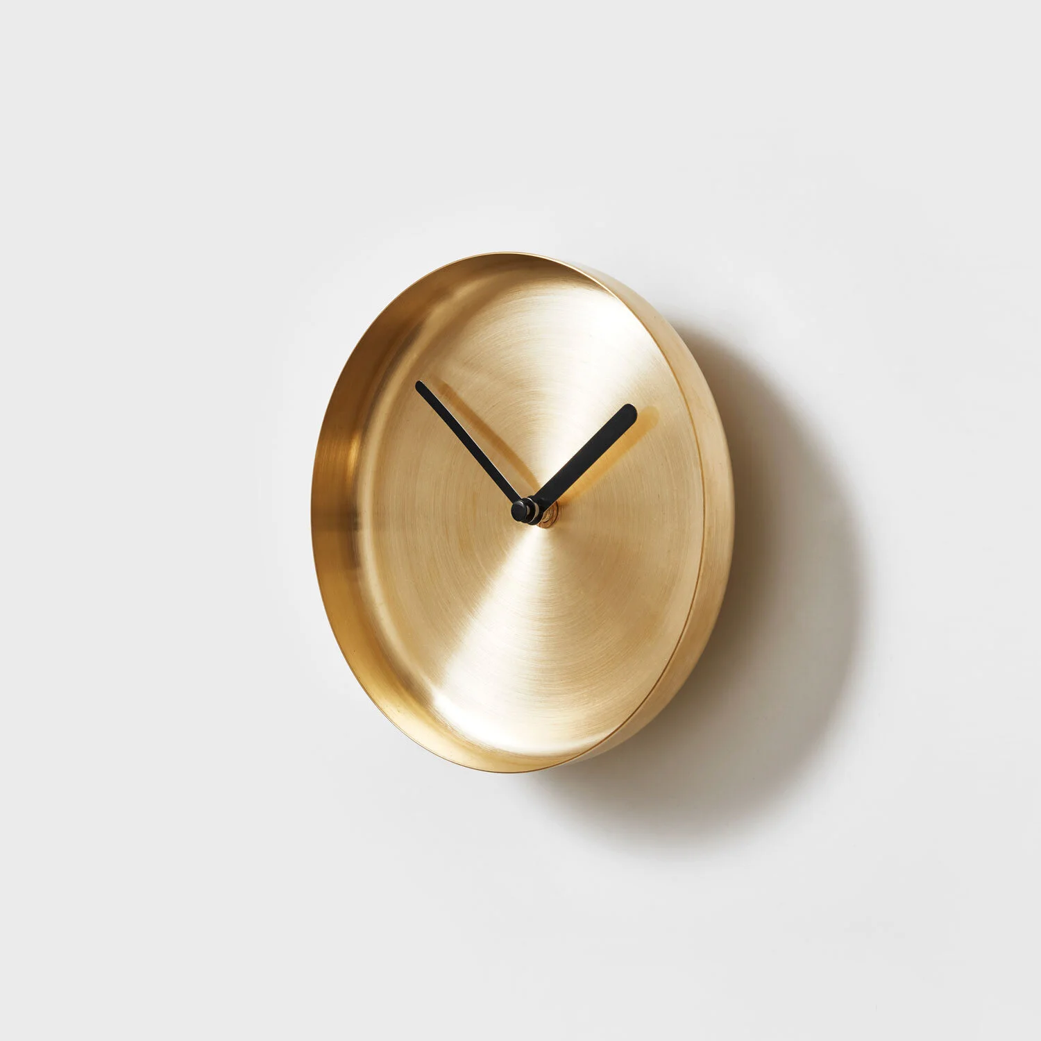 radial-clock-gry-bkg-angle-wall-2-lr.jpg