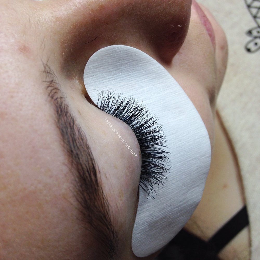 How to Keep Eyelash Extensions Fluffy 