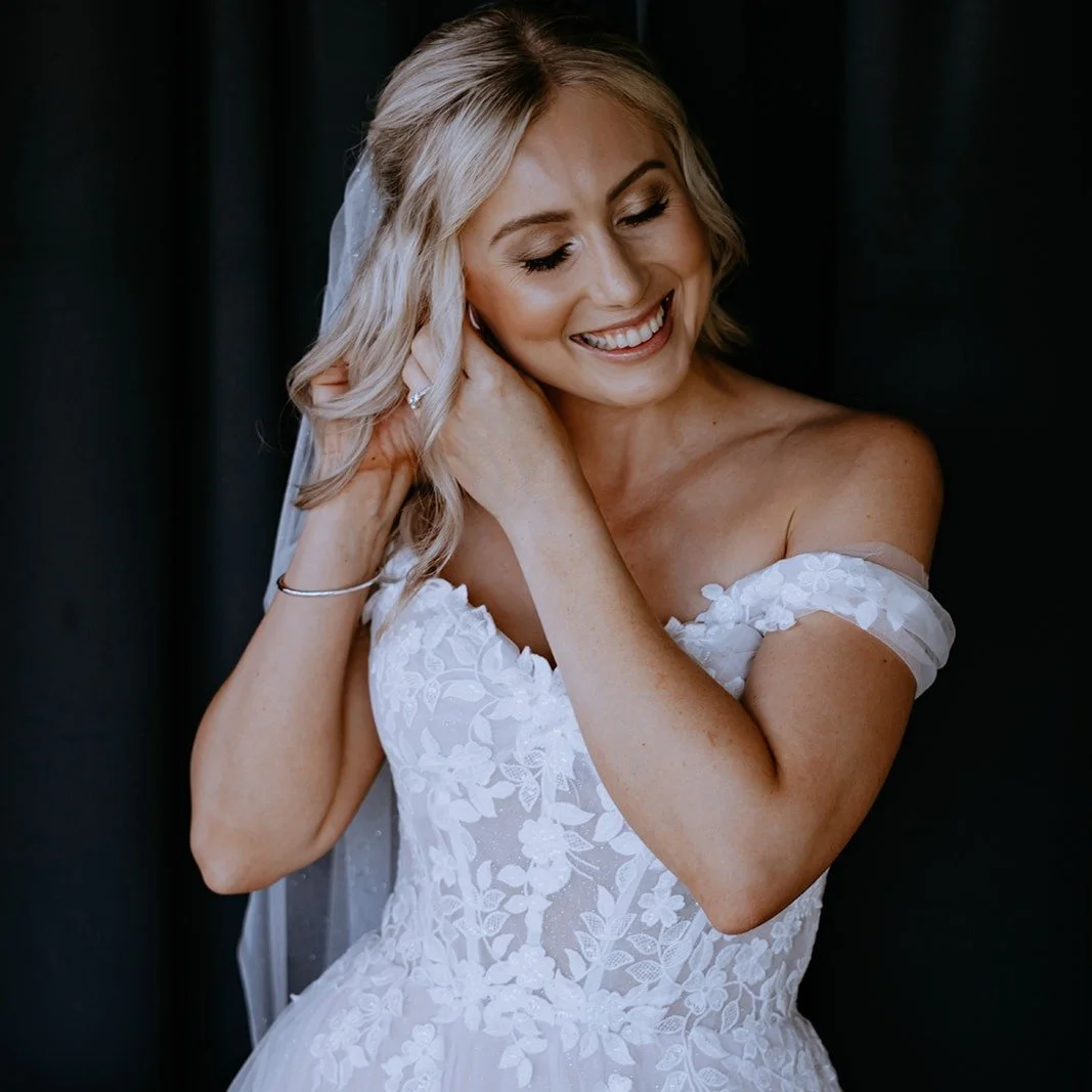 Will the makeup last all day?&quot;

Let Natasha's wedding day be the answer! 🤩

Swipe to see: ➡️ First look (early morning perfection) ➡️ End of the reception (after hours of dancing, laughing, and celebrating!)

I even surprise myself with how goo