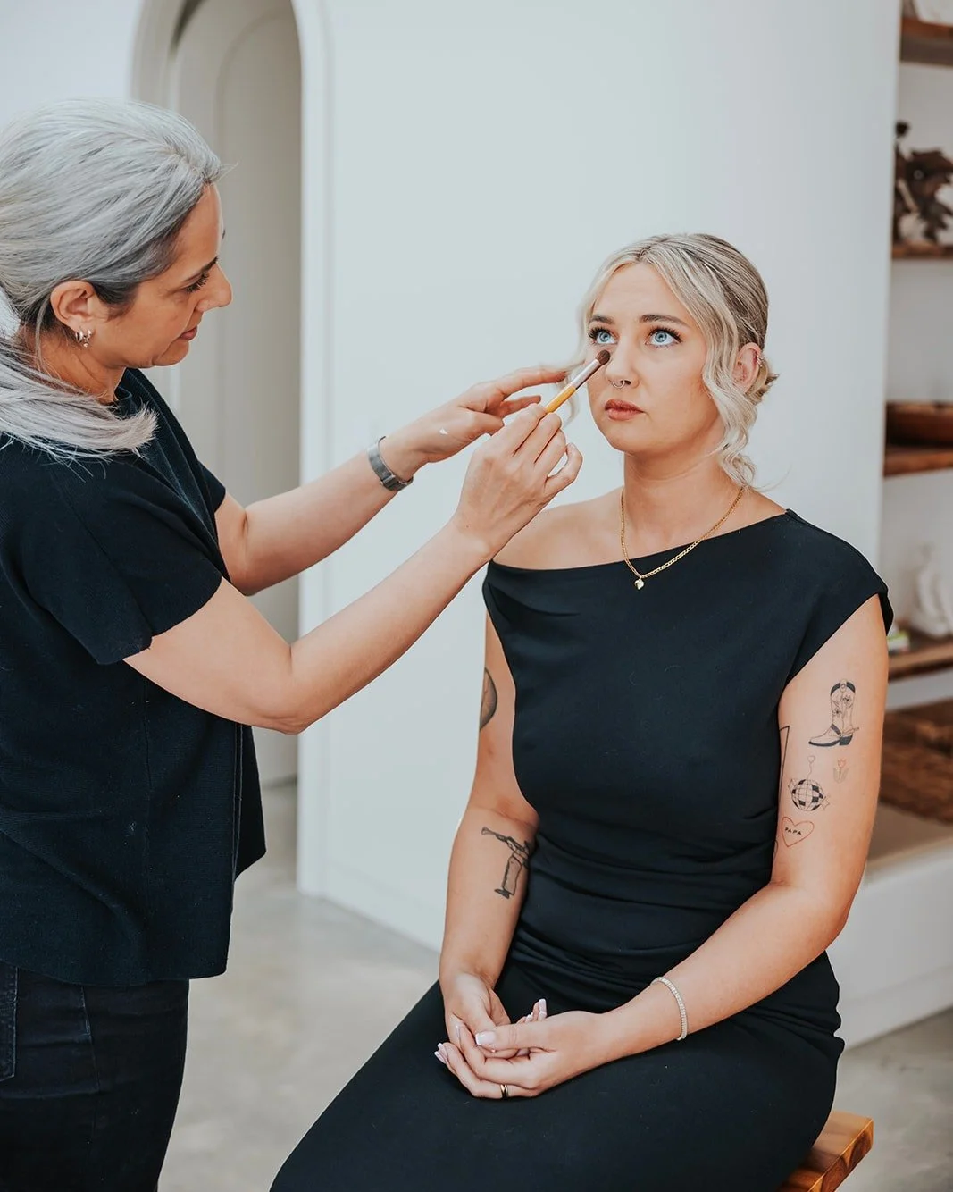 The morning ritual. 🕊️

Soft light, shared laughter, and the quiet art of getting ready.

Signature bridal glow for a beautiful soul, Lily.

.
.
.
@lifeandlovephotographybyleeb 
@palmcreekestate 

#TasleemaNighMakeup #SunshineCoastMakeupArtist #Noos