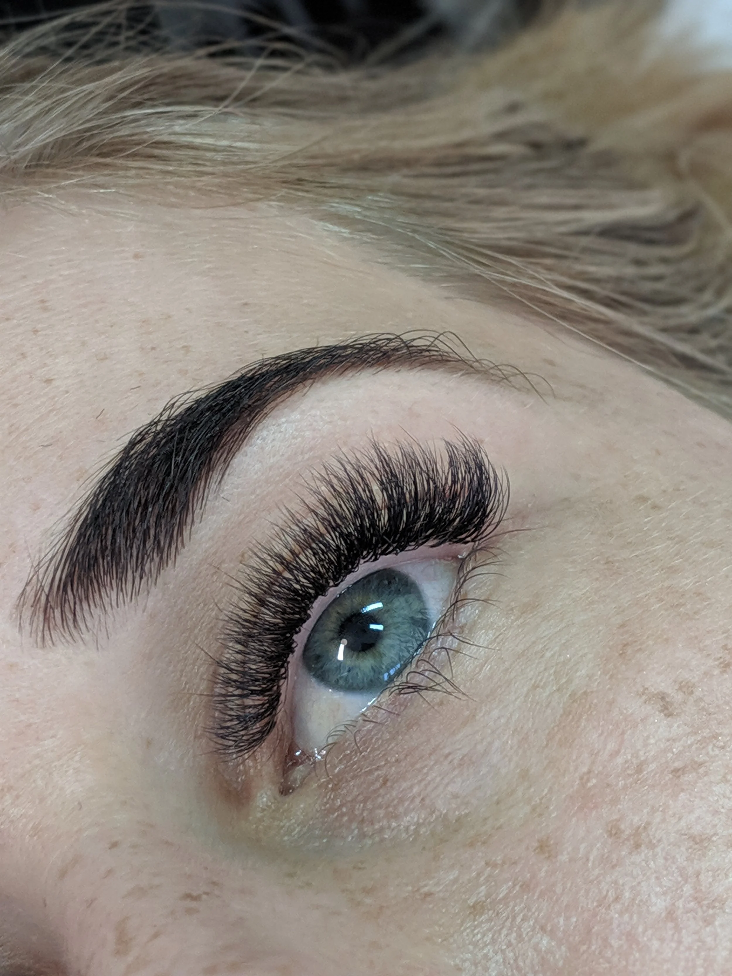 Iconic Russian Volume Lashes for a sophisticated, high-definition look. Using ultra-fine fans for a dense yet weightless finish, this set is ideal for those seeking a camera-ready, glamorous aesthetic for special celebrations.