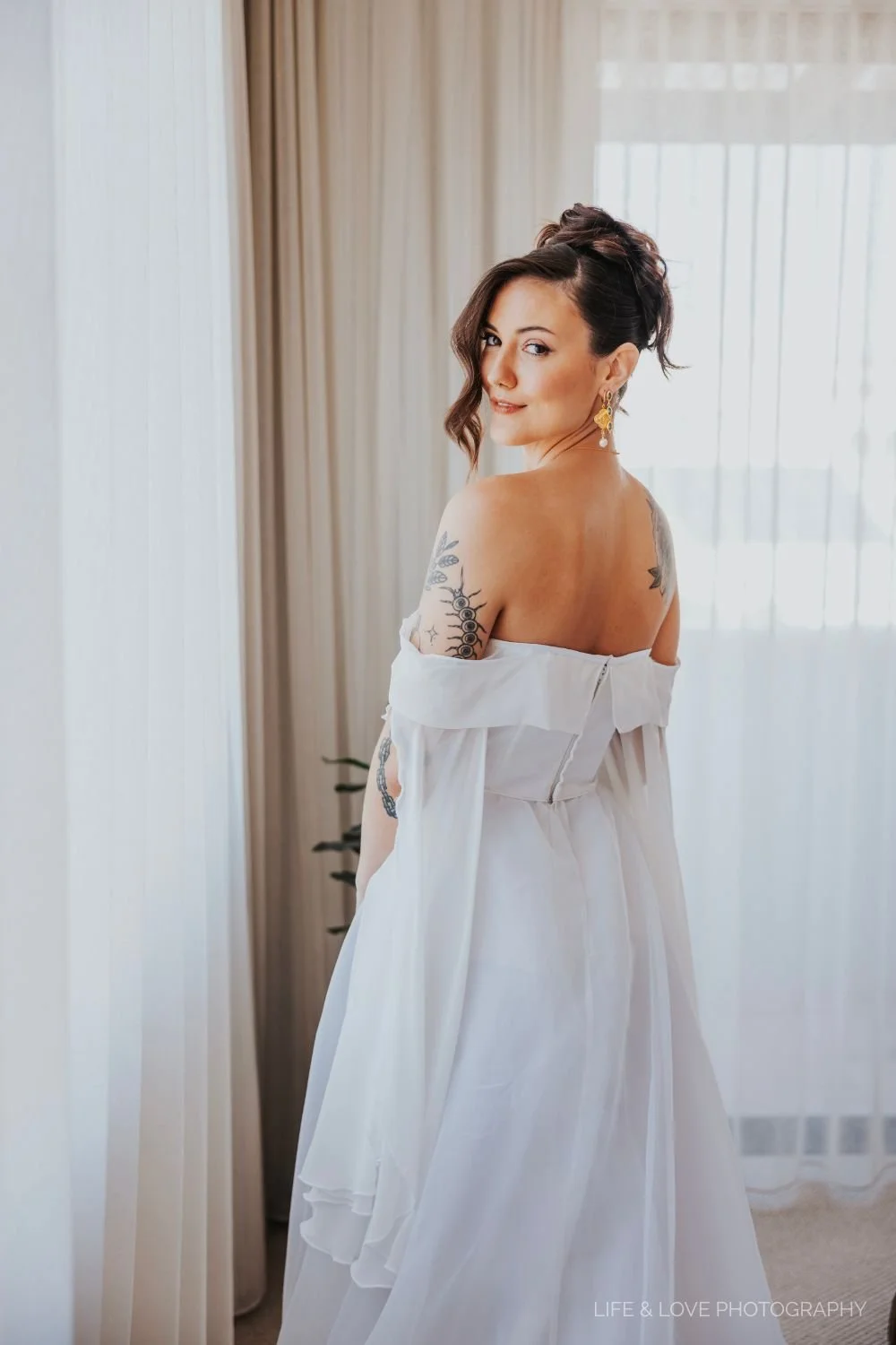 A radiant, high-definition 90s bridal makeup look featuring breathable skin and a natural finish. Artistry designed to look breathtaking in person at Palm Creek Estate and remain flawless under the camera lens for a 12-hour wedding day.