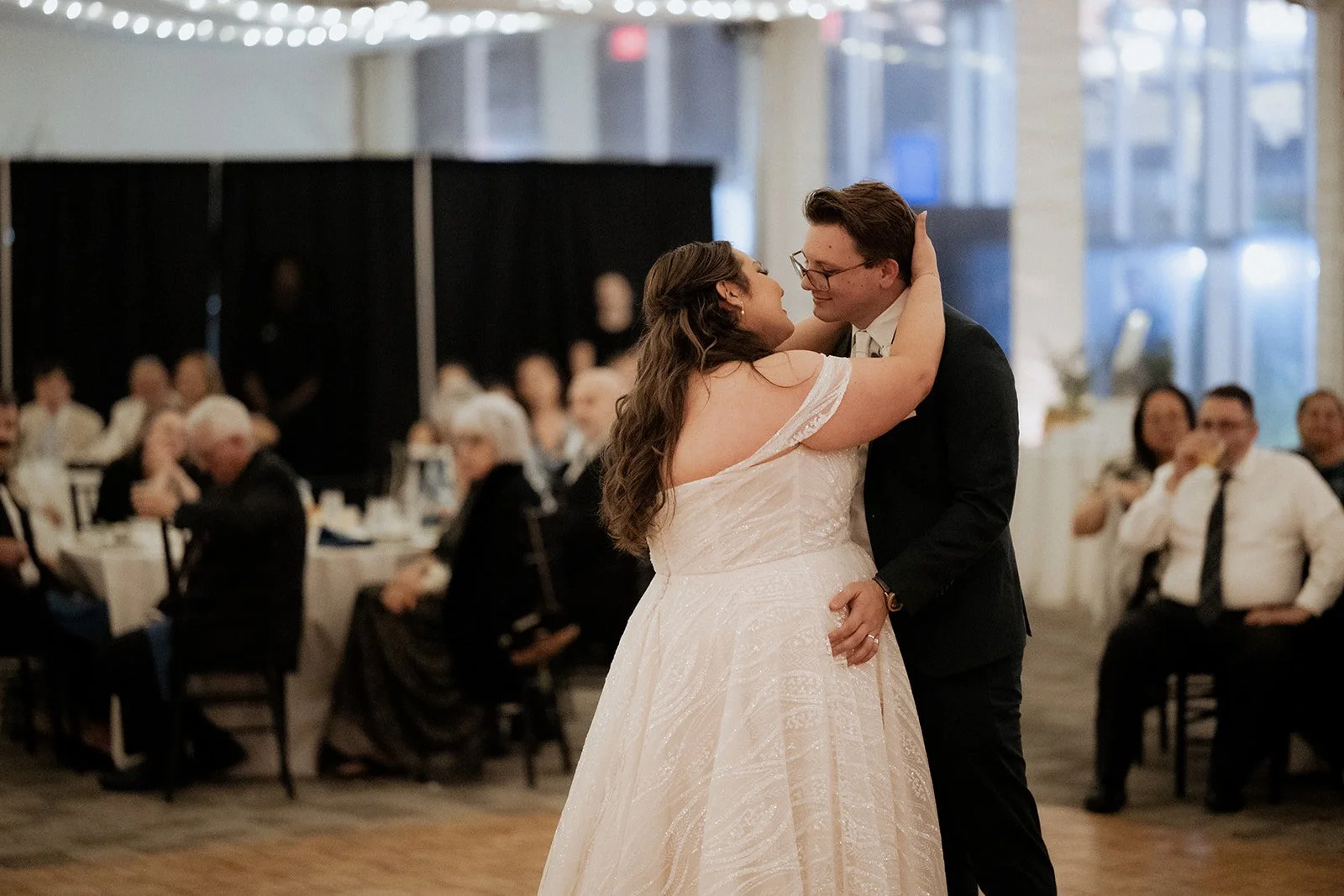 Sarah and Matt kissing during their first dance