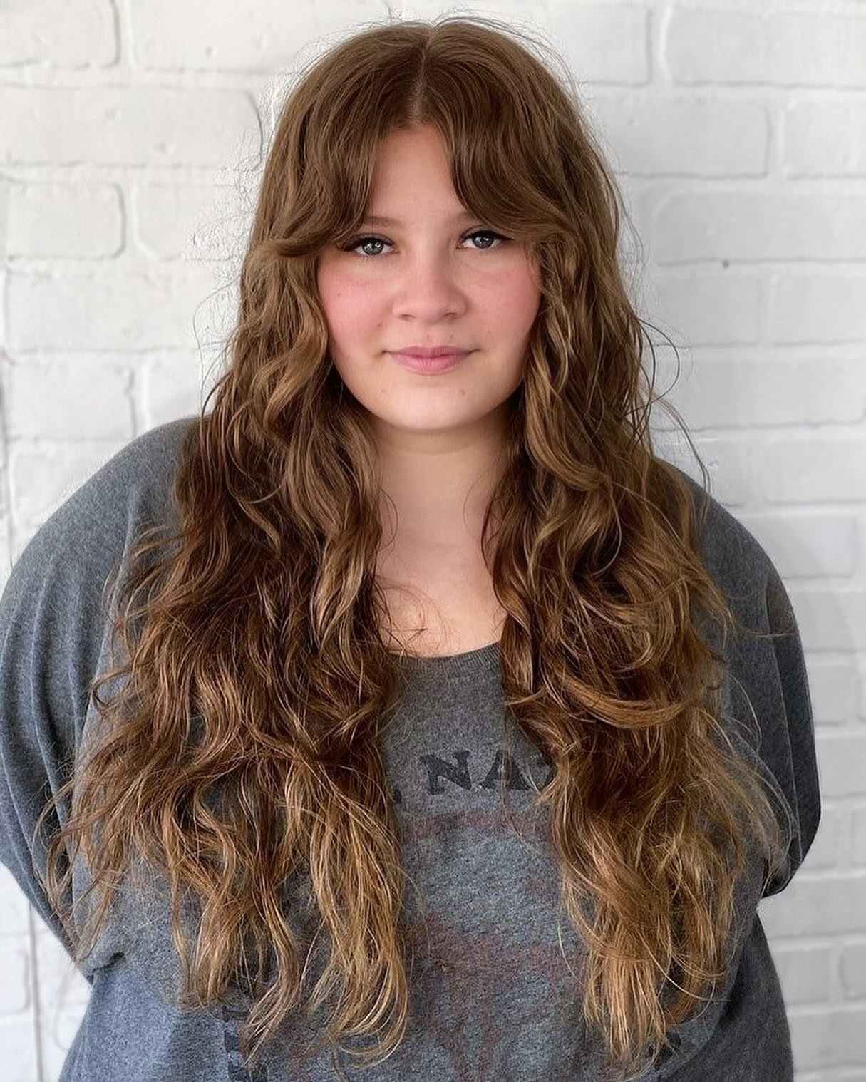 Look at all this beautiful flowy texture w/ this gorgeous cut! 🤩 She&rsquo;s giving Lana Del Rey Vibes.✨
.
.
HAIRCUT by @beautybeewitched 
#HOFsalon
#HausOfFlint
#UtahHealthyHair
#SaltLakeCityHairSalon
#NaturalTexture
#BabyCurtainFringe
#TextureHair