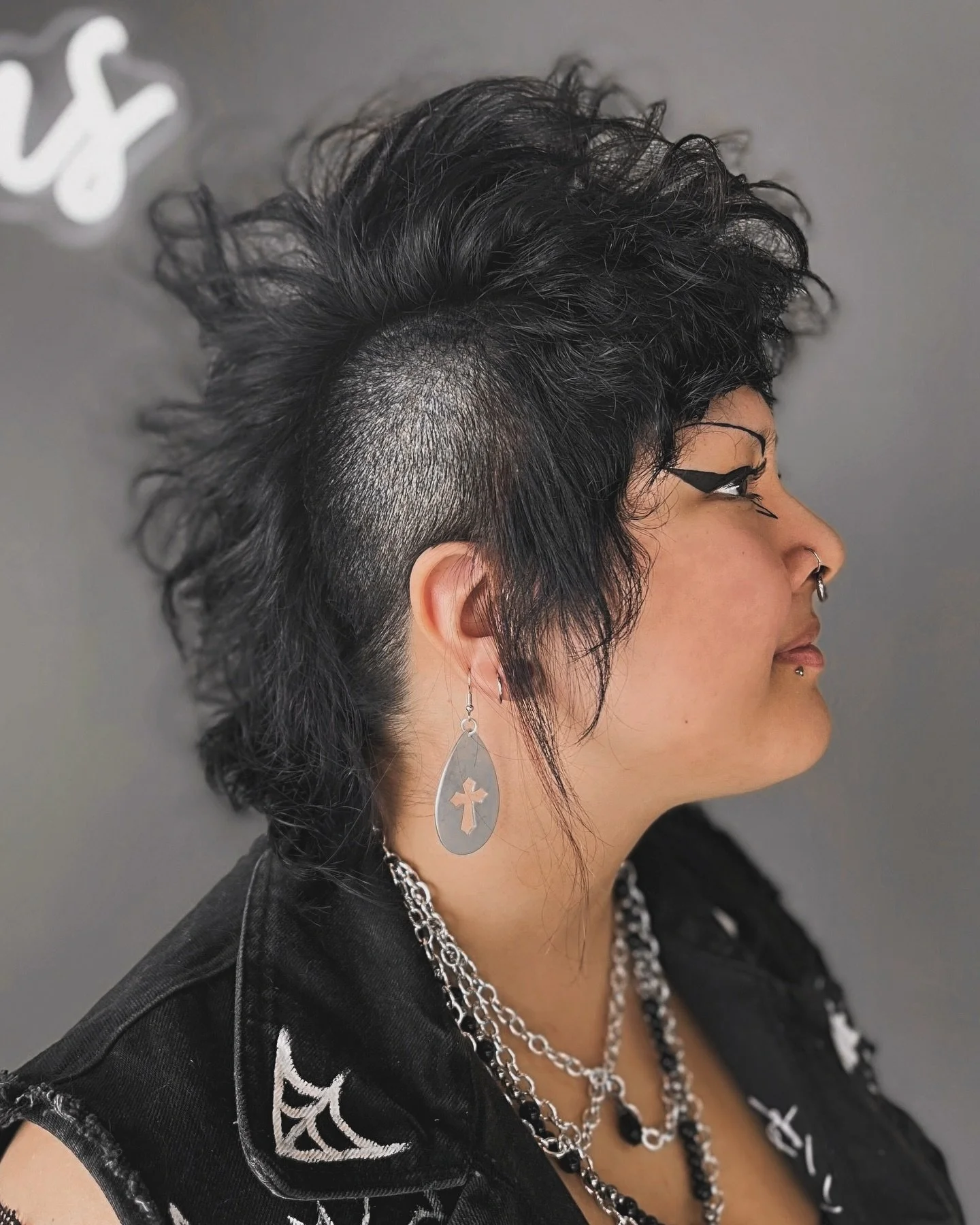 Live out loud&hellip; Stompa your feet. 🖤
Lovin this cut &amp; style on this punk AF alternative baddie.
.
.
HAIR by @hairbykamaile 
#HOFSalon
#HausOfFlint
#utahhairsalon 
#alternativehairsalonutah
#lgbtqsafespace
#saltlakecityhairsalon
#punkhair
#a