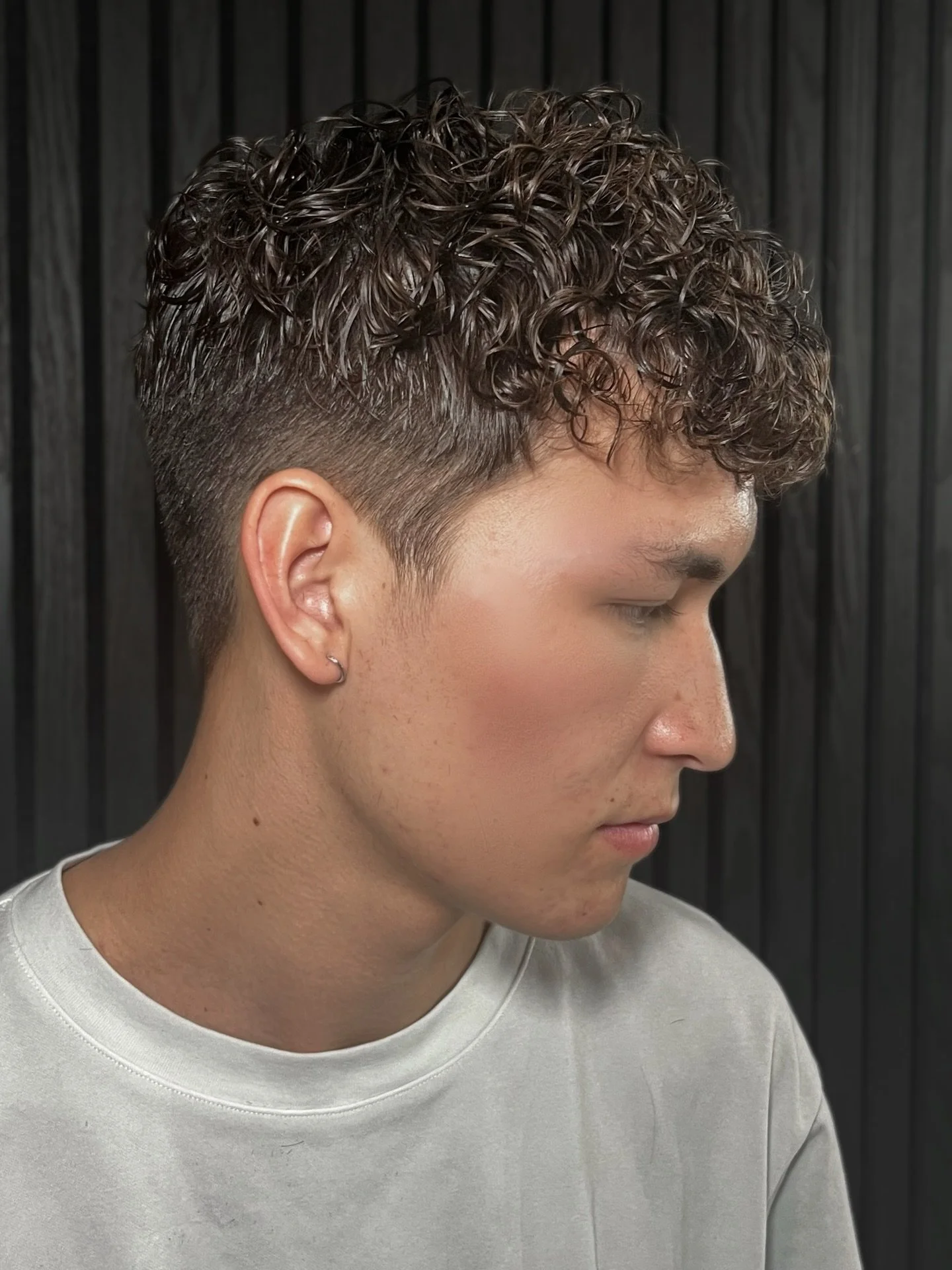 Cue the Curls 🫰🏽🌀
These curls are the results of a perm from our perm specialist Stephanie. Dope as fuhhhh 🤩
SWIPE>>to see all the angles 
.
.
HAIR by @hairhippiesteph 
#HOFSalon
#HausOfFlint
#AlternativeHairSalonUtah
#PermedHair
#MensPerms
