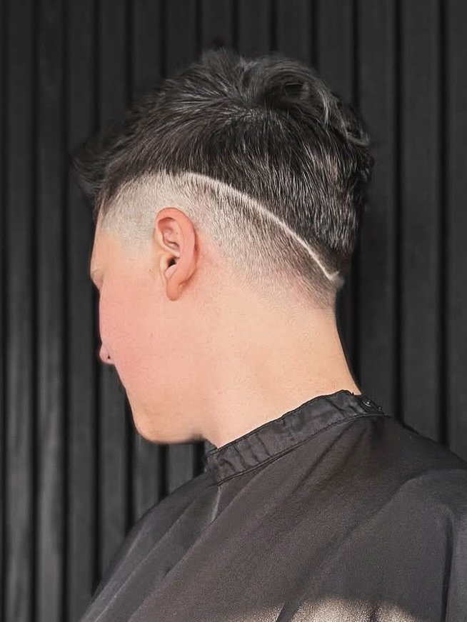 Carved Cut 🔪
SWIPE>>>to see the other side. 🌔
.
.
HAIR by @cosmolemon 
#HOFsalon
#HausOfFlint
#AlternativeHairSalonUtah
#SaltLakeCityHairSalon
#DopeHairUtah