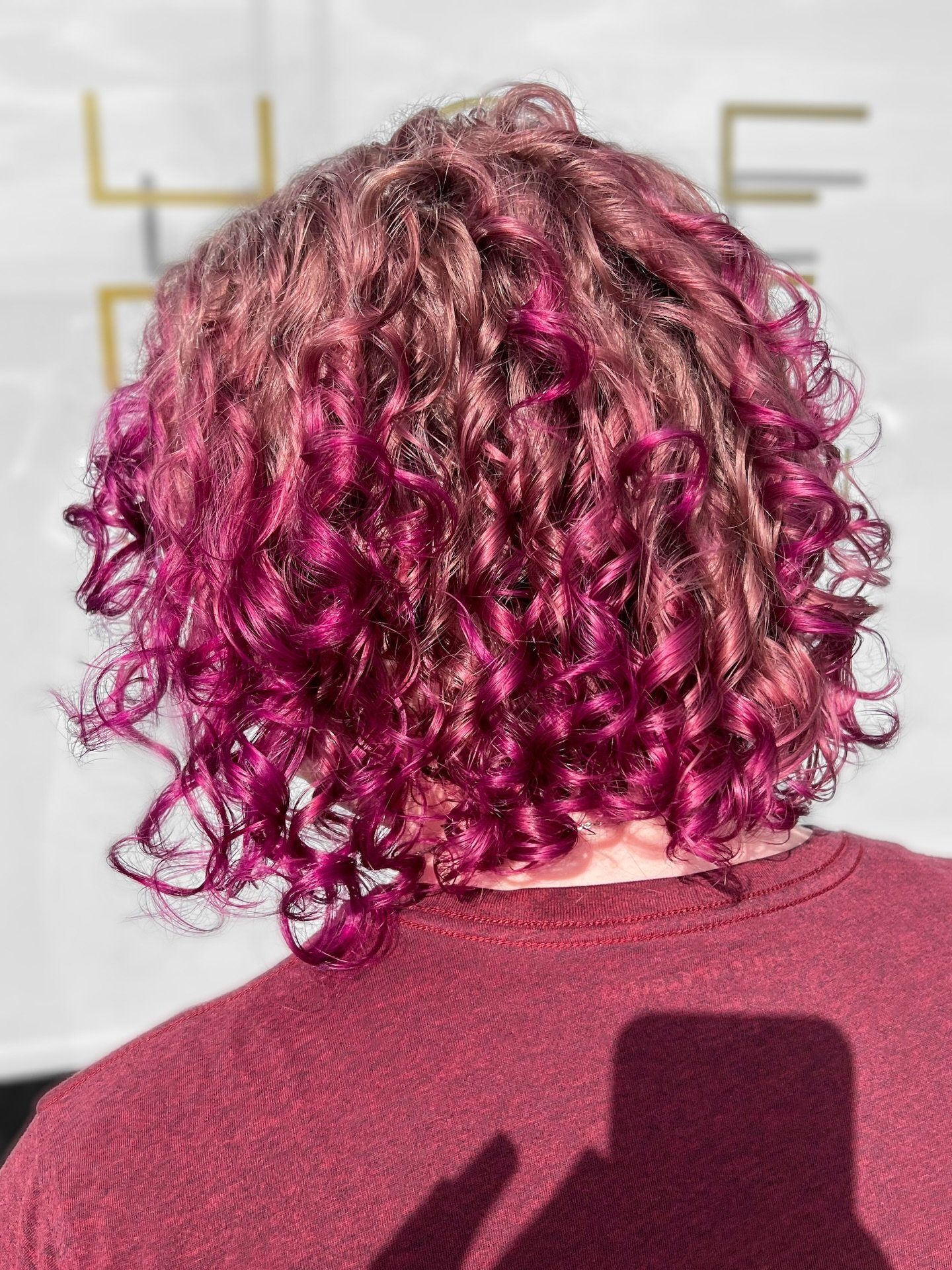 Curly Sue in Pink Hues 💗
Get you someone who is a blonding, color and curly haired specialist. 💪🏽 Curl Power.
.
.
HAIR by @cosmolemon 
#HOFsalon
#HausOfFlint
#AlternativeHairSalonUtah
#CurlyHairSpecialistUtah
#VividCurlyHair
