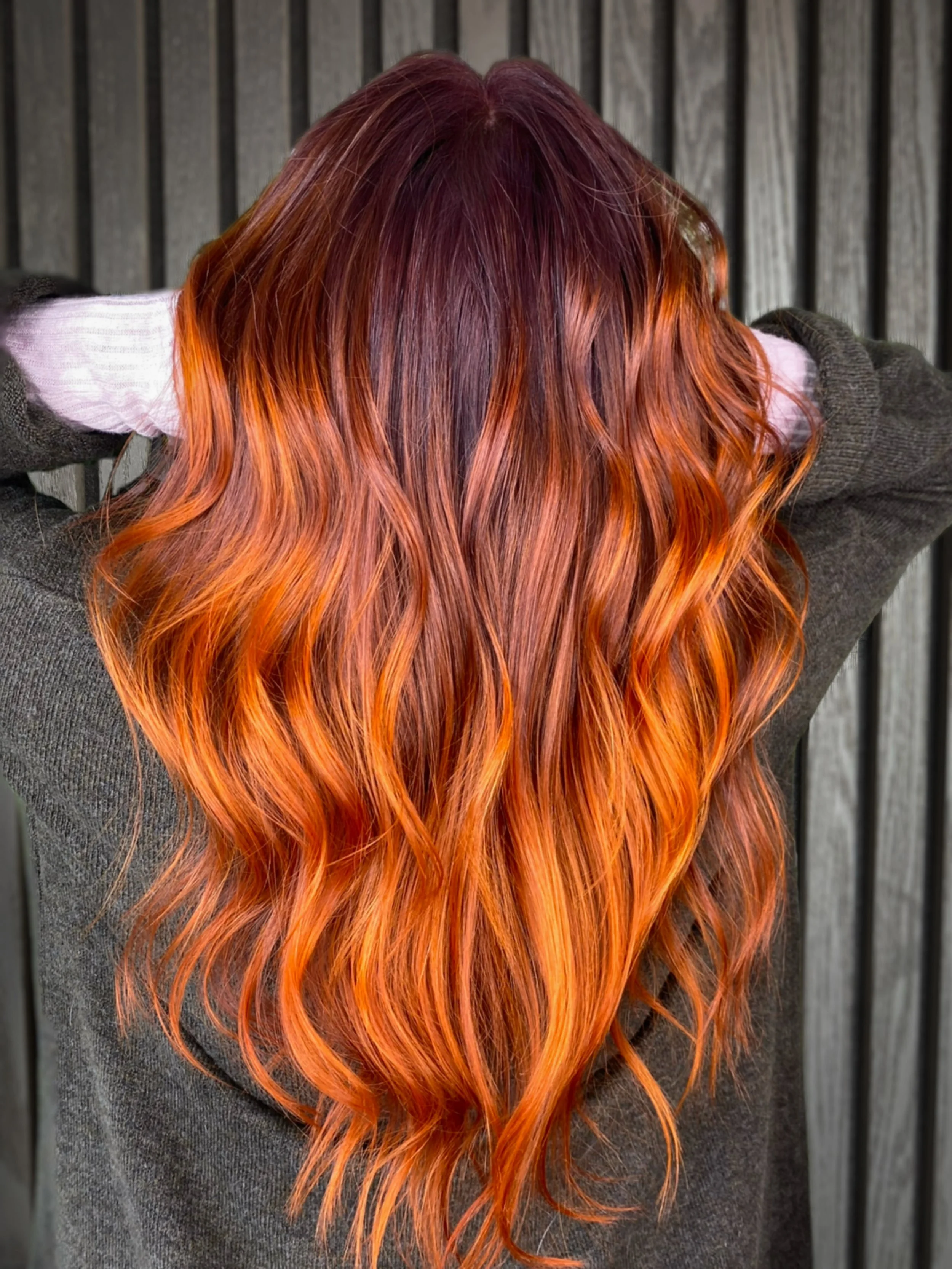 Cinnamon Sun 🍁✨
HAIR by @cosmolemon 
CREATIVE SPACE - HOF Salon
.
.
Fall foliage but make it hair. This picture shows a vibrant balayage with a deeper auburn at the root area and intense vivid copper ends. Perfect Fall Balayage.🤩
#HausOfFlint
#Alte