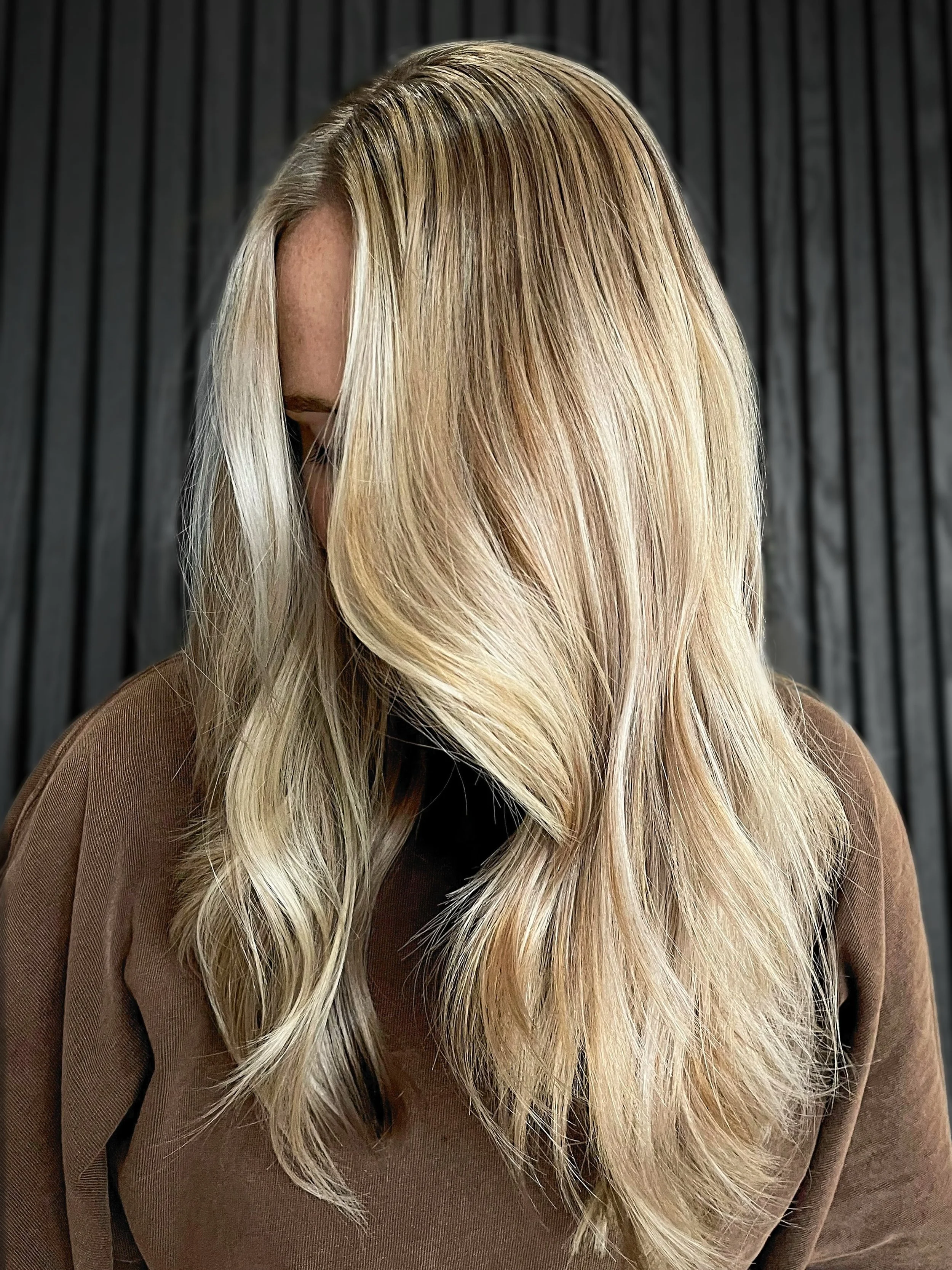 Golden Light 💡✨
HAIR by @your.hair.angel.a 
CREATIVE SPACE - HOF Salon
.
.
This is a picture of a dimensional warm blonde highlight. Look at how healthy and shiny her hair is still. Hair health is our NUMBER ONE PRIORITY here at HOF. We use and carr