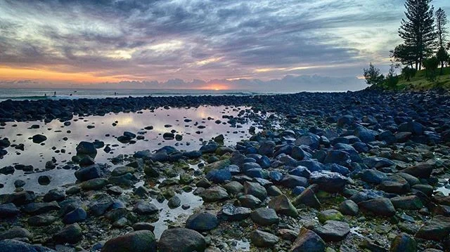 Cloud front blocks the morning sunrise over Burleigh .