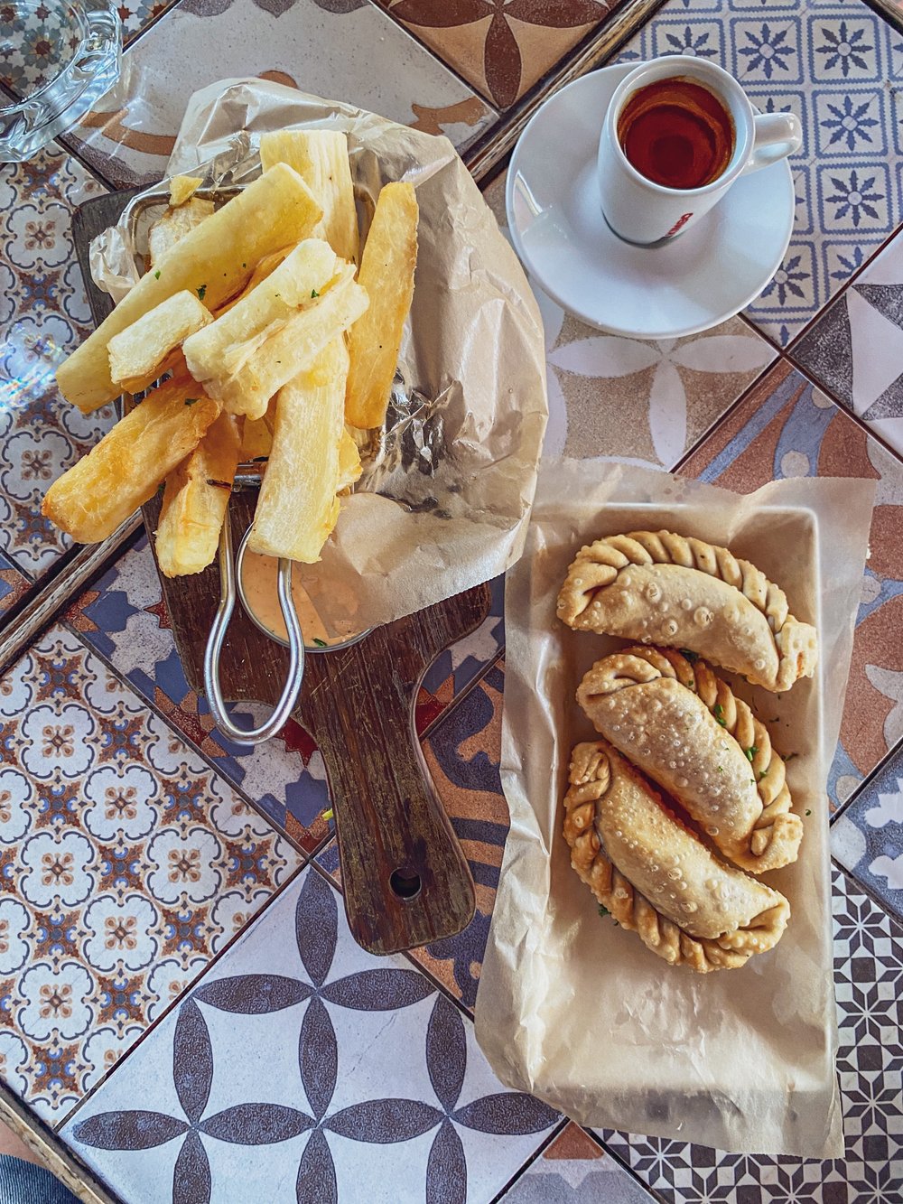 Tikka fries & embanadas