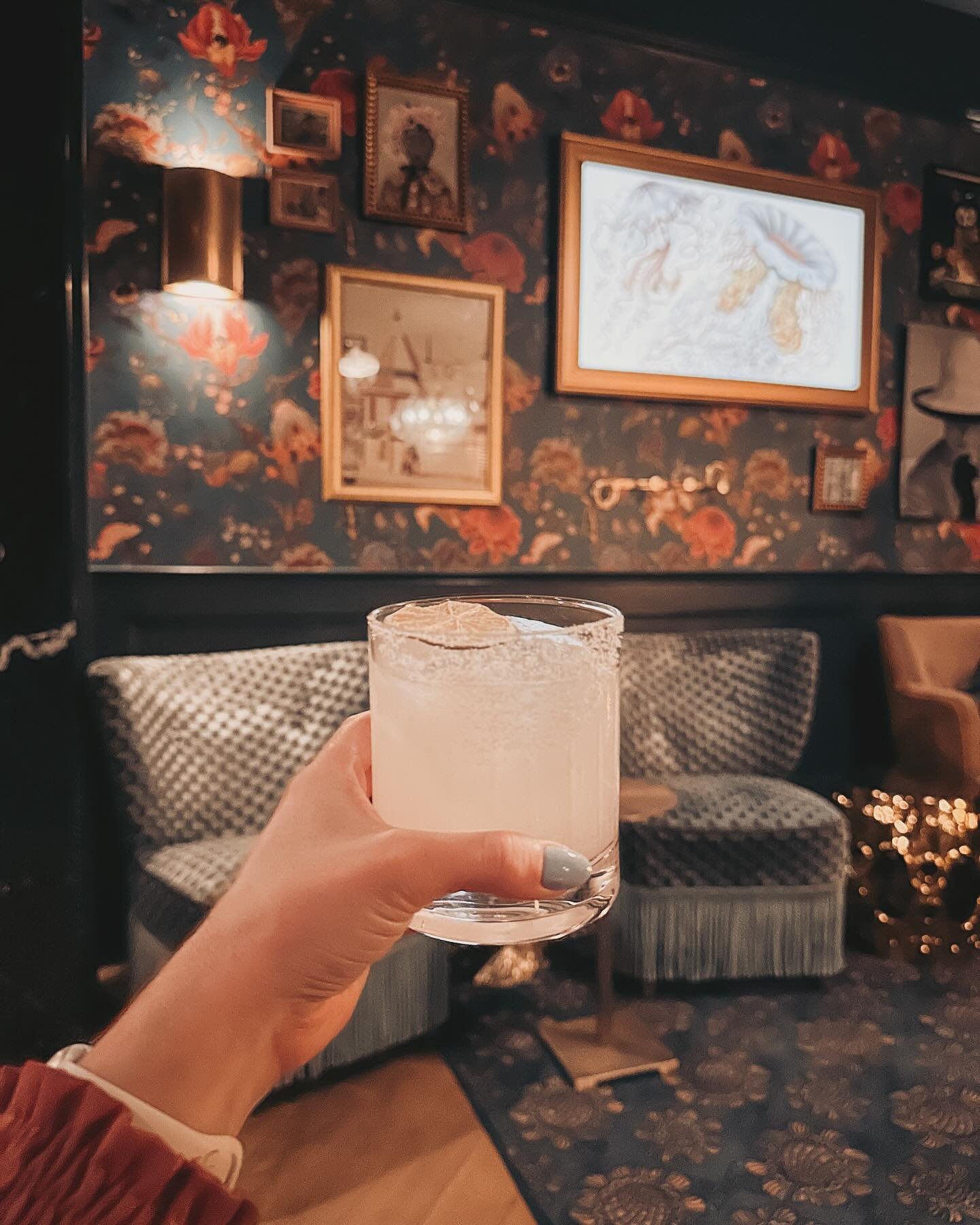 I&rsquo;m loving all the new bars and restaurants that are popping up throughout SF and I recently got ot checkout one of the new speakeasies that&rsquo;s opened up. My friend and I headed over to Left Door right above Bus Stop and the minute we walk