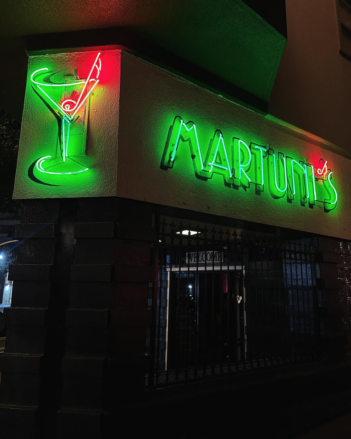 I think I found my new favorite bar! I can&rsquo;t believe that it&rsquo;s taken me 15 years to check out Martunis! The one true piano bar in the heart of SF serving some of the best martinis around! I&rsquo;m not a big martini person so I was drinki