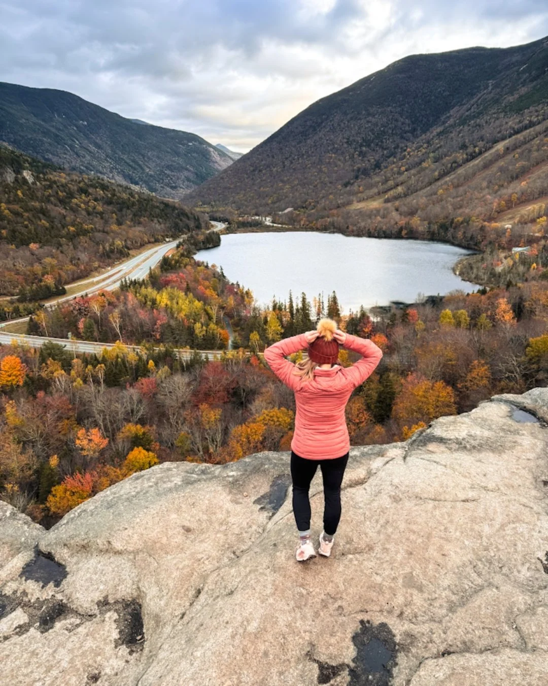 The breathtaking views and vibrant autumn colors left us in awe! During our epic road trip, we seized every opportunity to hike, including a magical golden hour trek to Artist Bluff in New Hampshire. Yes, it was bustling, but the spectacular sunset g