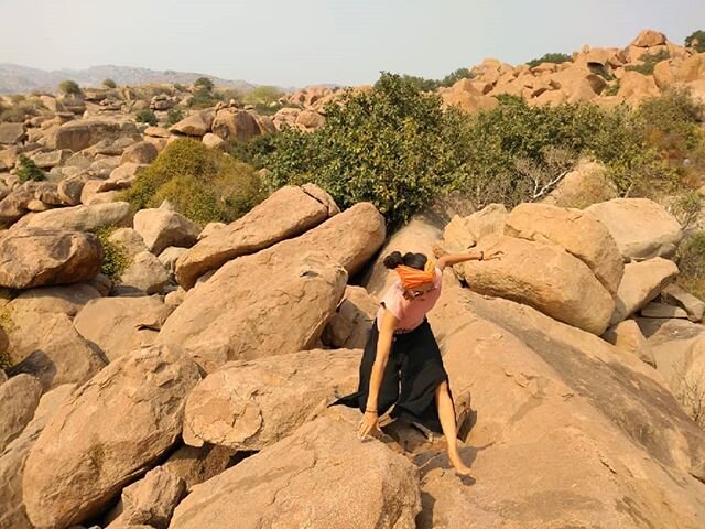 Dancing in Hampi... Crazy landscape with rice fields and beautifully shaped rocks (who placed them there?) too inviting not to climb on :) Foto credits and partner in climb: Luke de la Montagne @vandenbergloek
#dancing #climbing #rocks of #hampi #cra