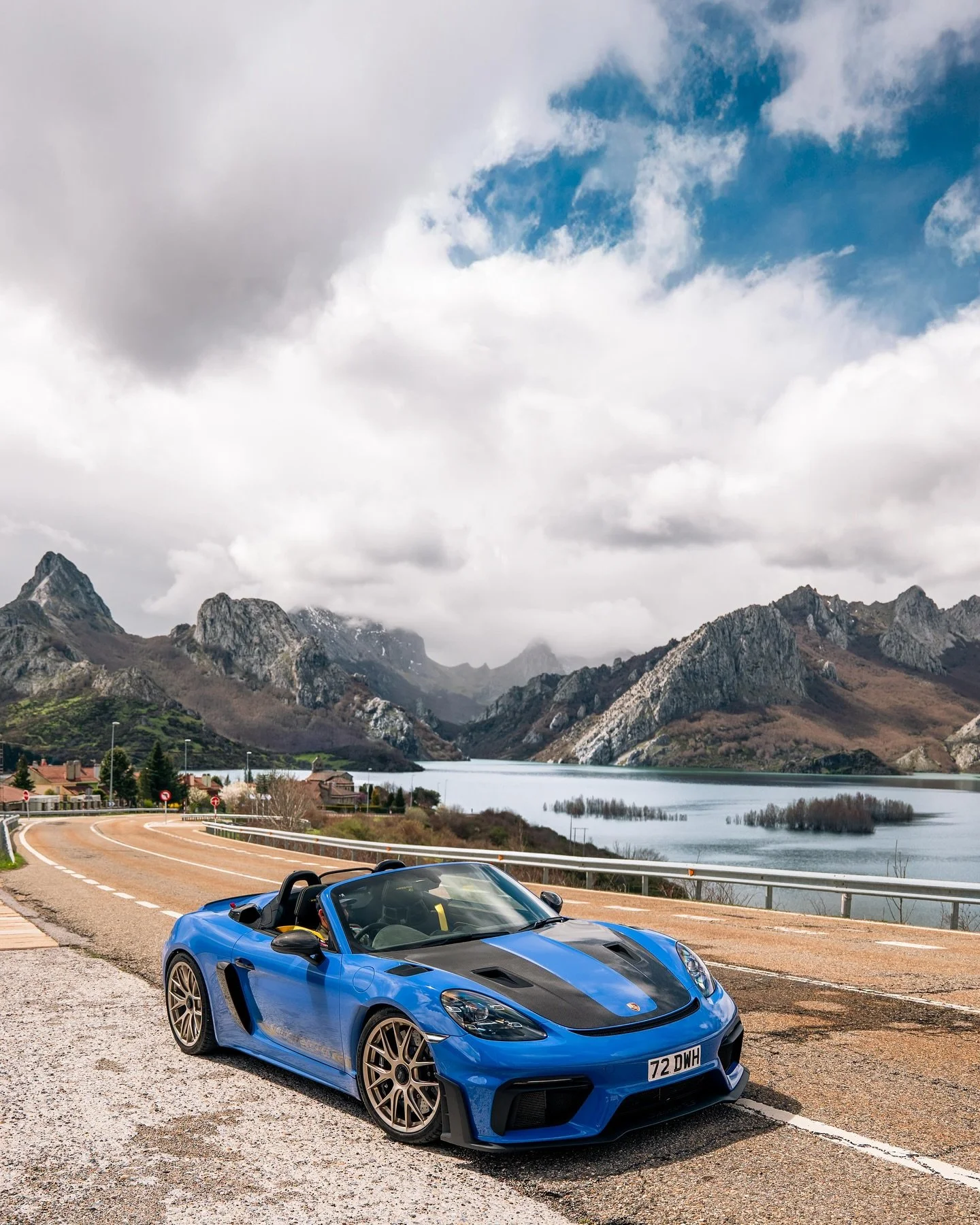 Taking the scenic route through northern Spain 🇪🇸

#porsche #porschemoment #boxsterspyder #spyderrs #gt3 #gt3touring #ferrari #296gtb #sportscars #supercars