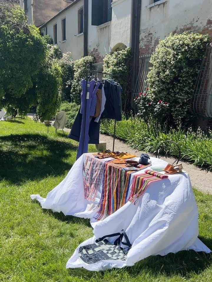 A long weekend in Venice, still processing all the impressions from the @labiennale , @fondazionedriesvannoten , and @fondazioneprada . On Sunday, I was exhibiting some pieces from La Dama del Cacao at the pop-up / exhibition organized by @vbra.venez