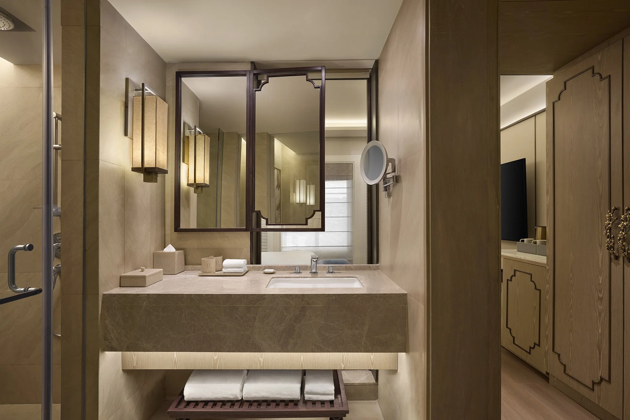 GOIBR_Deluxe_Bathroom_King.jpg