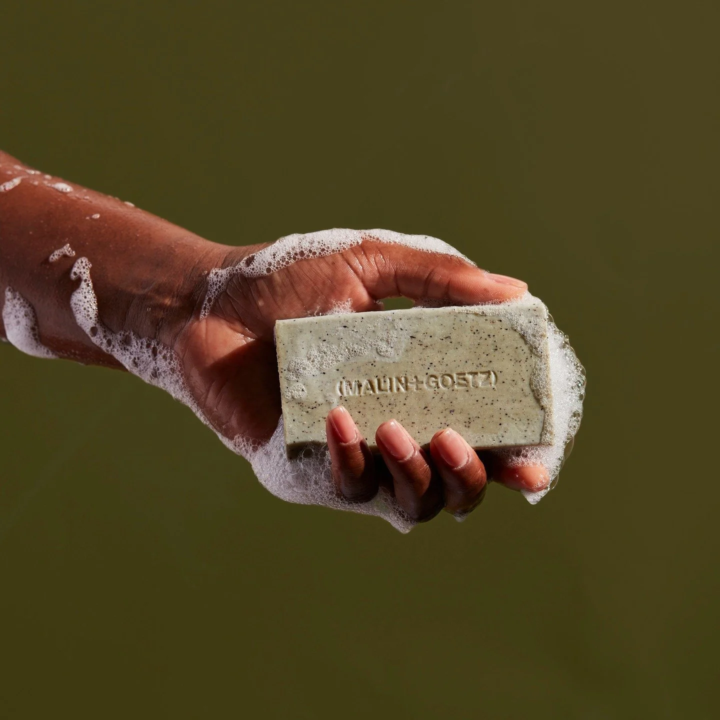 New in this month is the @malinandgoetz mandelic acid exfoliating bar, as part of their new cleansing bar collection. 

The skincare-infused treatment bar exfoliates + cleanses in one simple step. Powered by physical + chemical exfoliants, it provide