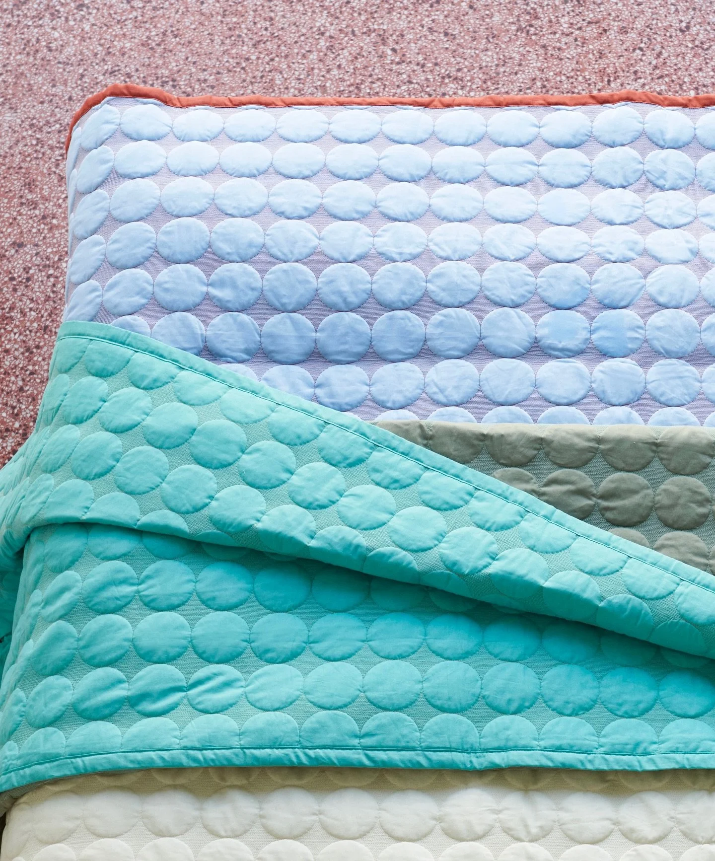 The perfect companion for these dark mornings and long evenings. HAYs Mega Dot quilted throw features a three dimensional graphic pattern with a two tone contrasting colour design. 

Made from soft and durable 100% cotton. 

Available in:

Sea Green 