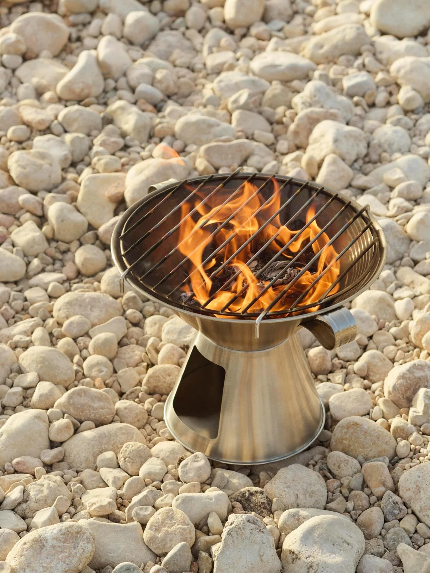 Happy Friday! We have a new arrival just in time for the sun shining in Glasgow this weekend, from the HAY x Jasper Morrison Collection, introducing the Outdoor Market BBQ + the Outdoor Market Firepit. 

Crafted in durable stainless steel, offering t