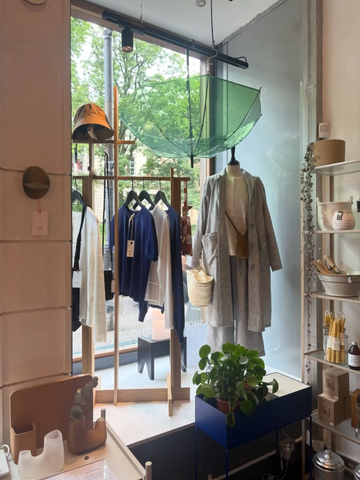 Summer in Glasgow means one thing ☂️ be stylish and prepared!

Featuring @madebymuku, @mjw_knit and @kintoeurope 🛒