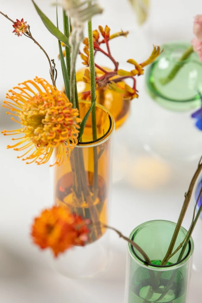 glasvase-cylinder-gul-studio-about-flowertube-miljoe2.png