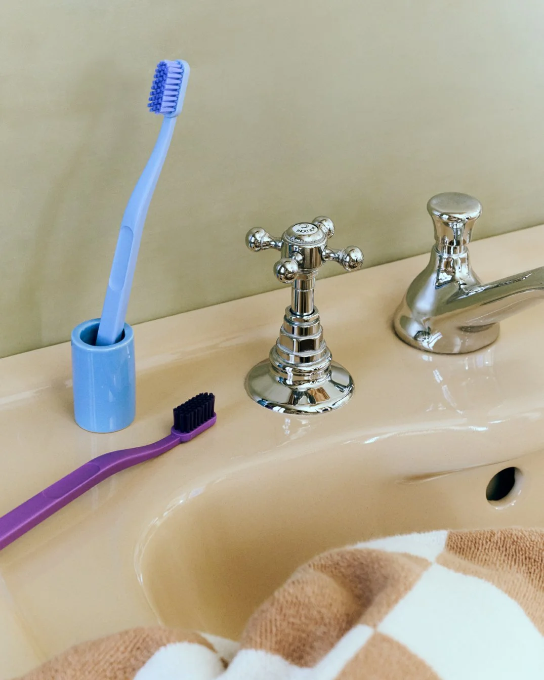Tann Toothbrush purple_Tann Toothbrush blue_Toothbrush Holder blue_Check Bath Towel cappuccino.jpg