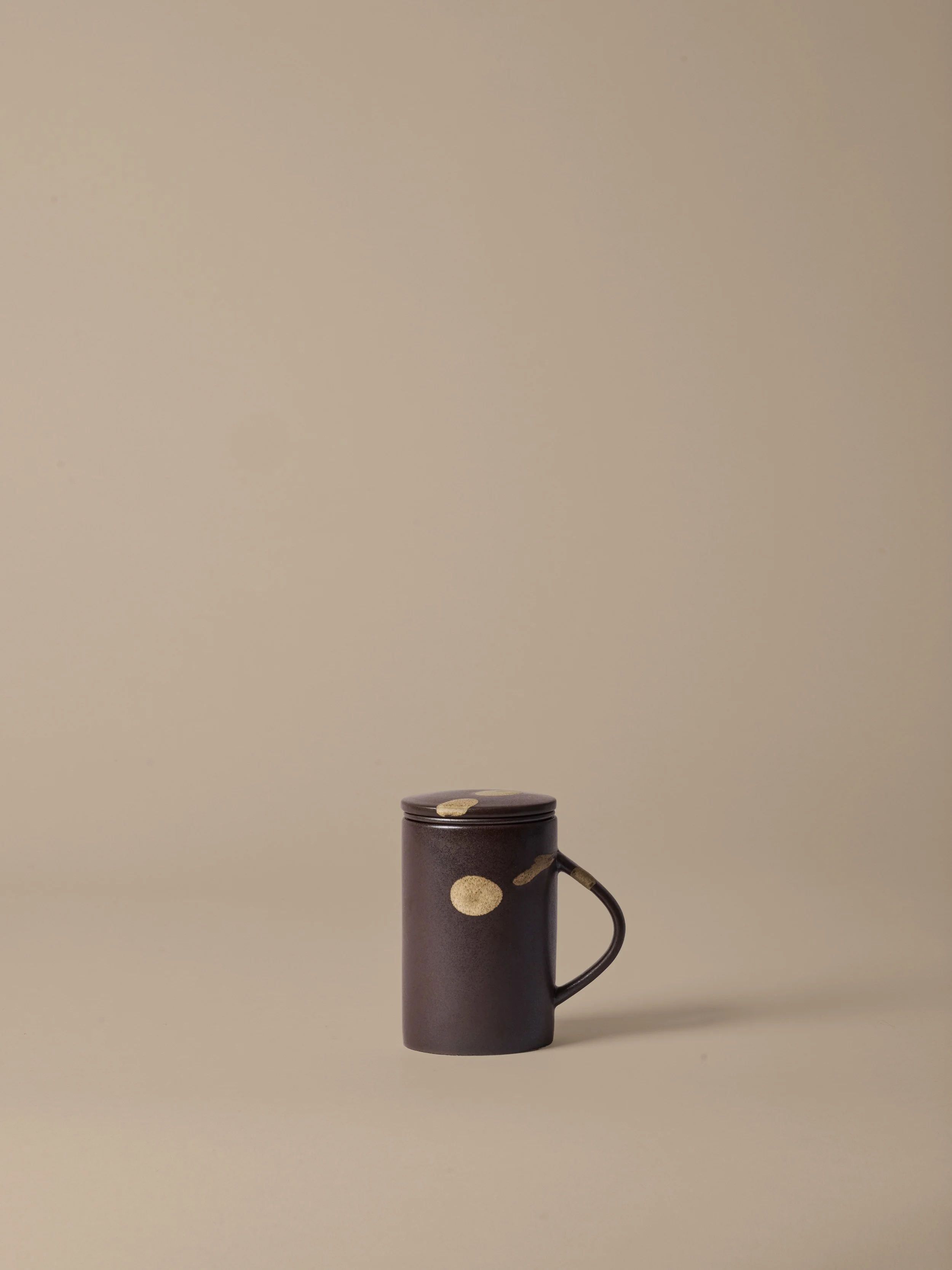 FermLiving_SS26_PackshotsWithBackground_KoyoTeaMugWithInfuserSet_DarkBrown-Buff_1104272735.jpeg