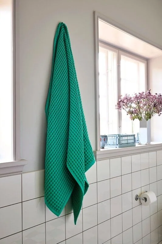 Waffle_Bath_Towel_aqua_Arcs_Vase.jpg