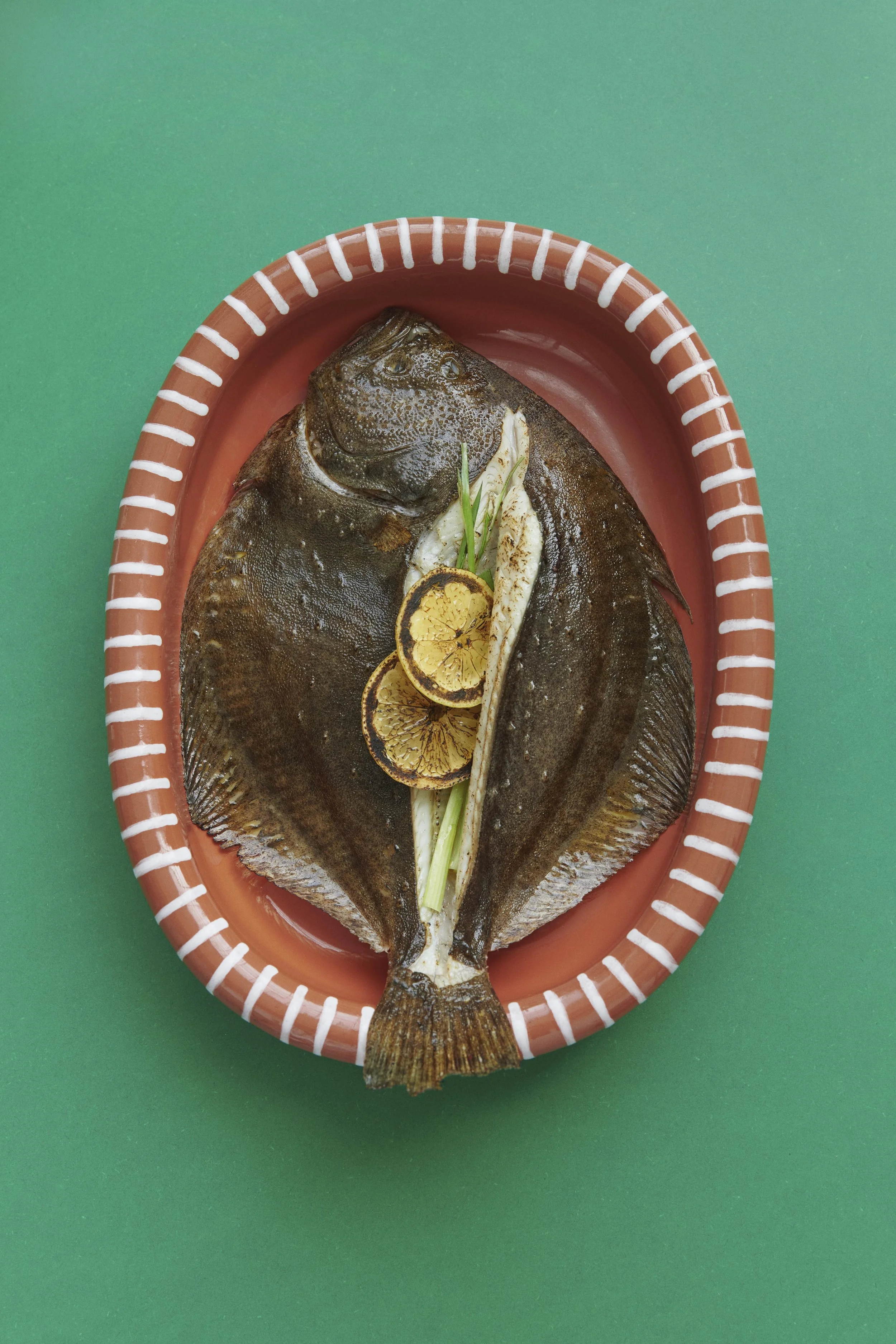 Barro Oval Dish L natural with stripes 02.jpg