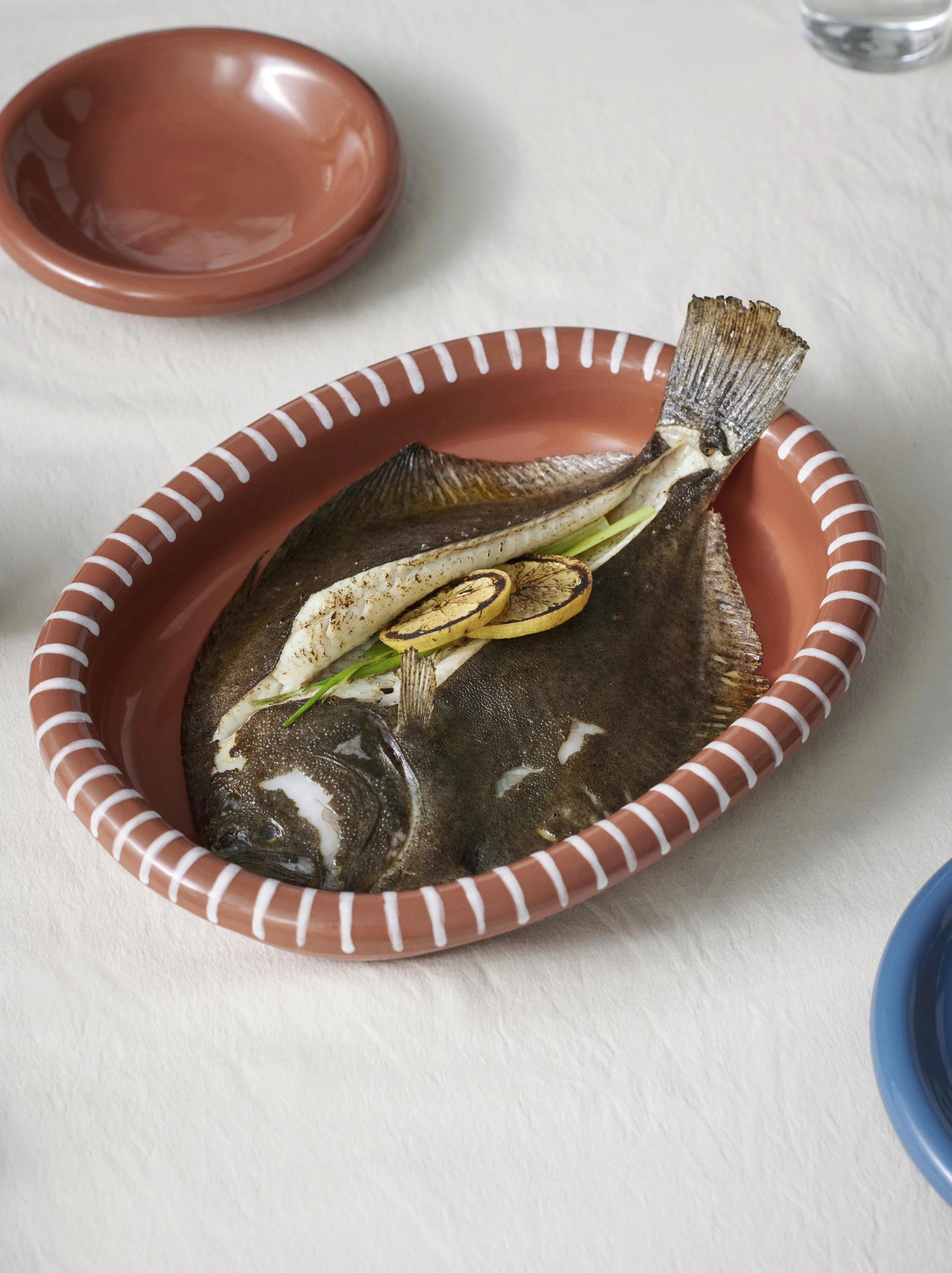 Barro Oval Dish L natural with stripes.jpg