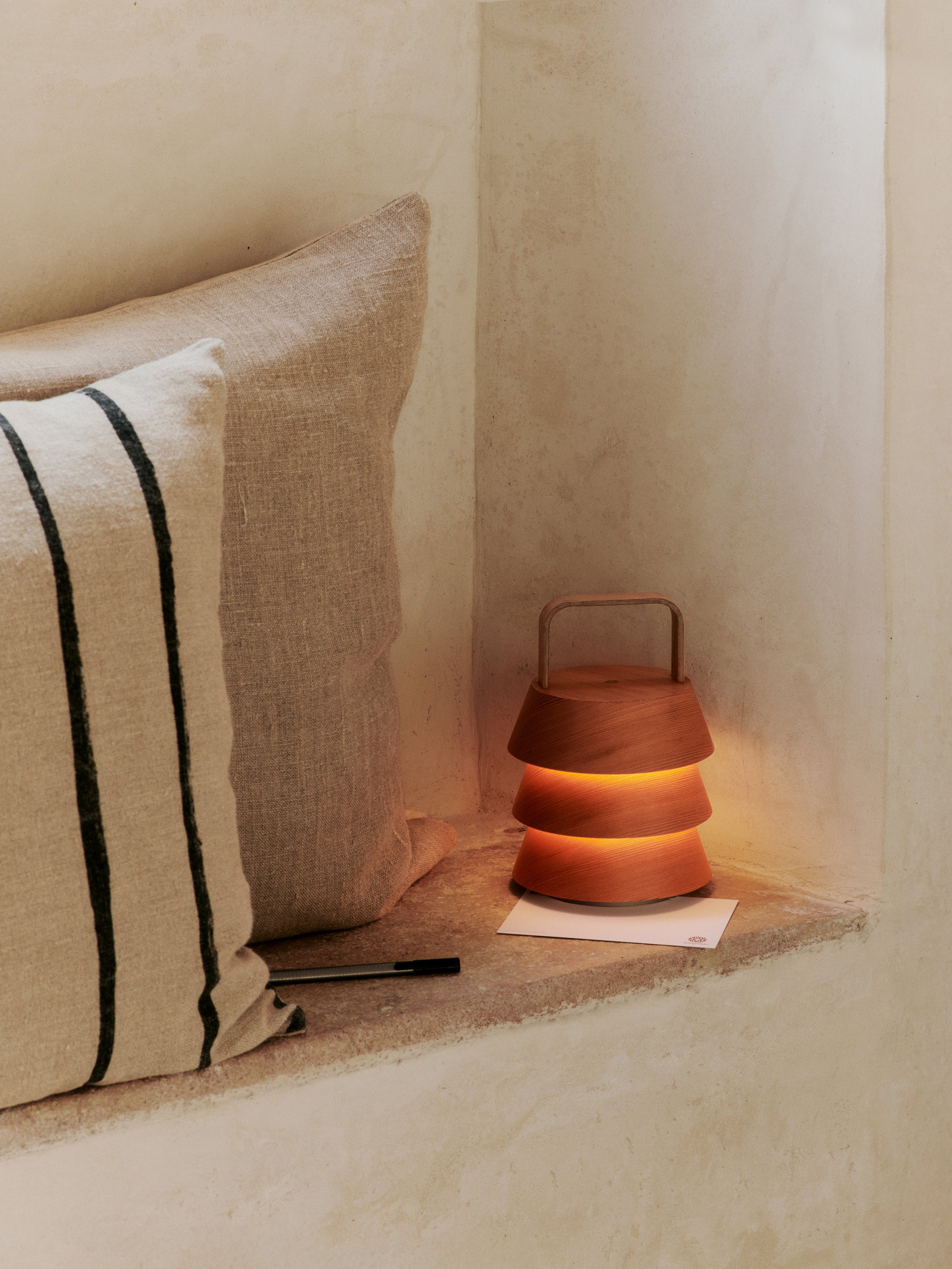 FermLiving_SS25_LuverPortableLamp_Natural_1104271033_OleoCushion_NaturalBlack_1104270905_1104270909.jpg