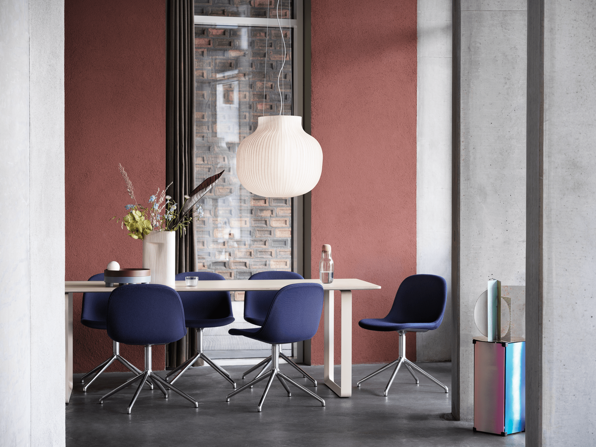fiber-side-chair-swivel-twill-weave-780-polished-alu-70-70-table-sand-strand-pendant-ridge-vase-muuto-org.png