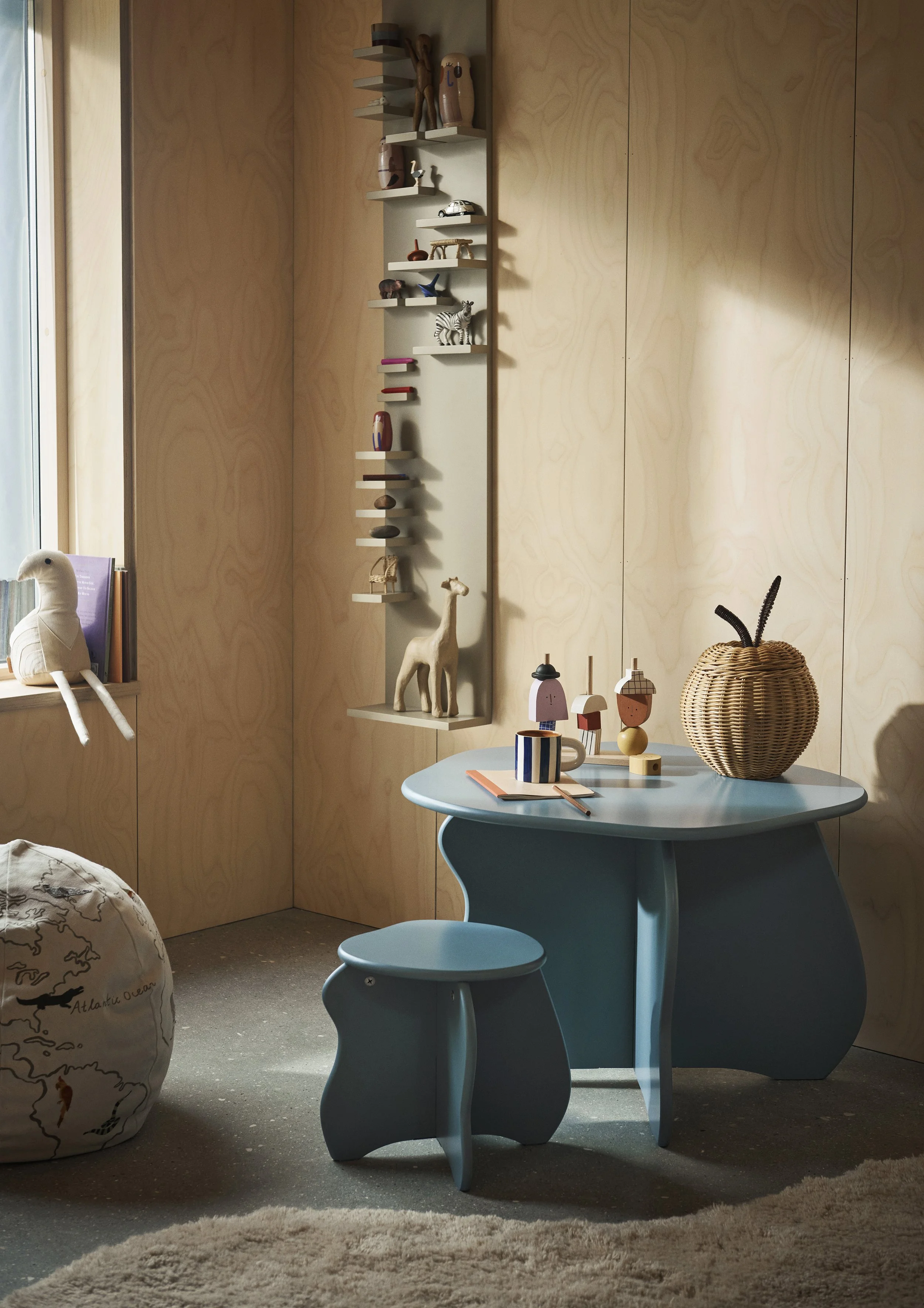 fermLIVING_AW23_SlopeTable_1104268157_SlopeStool_1104268154_ParadeShelf_1104268270_01.jpg