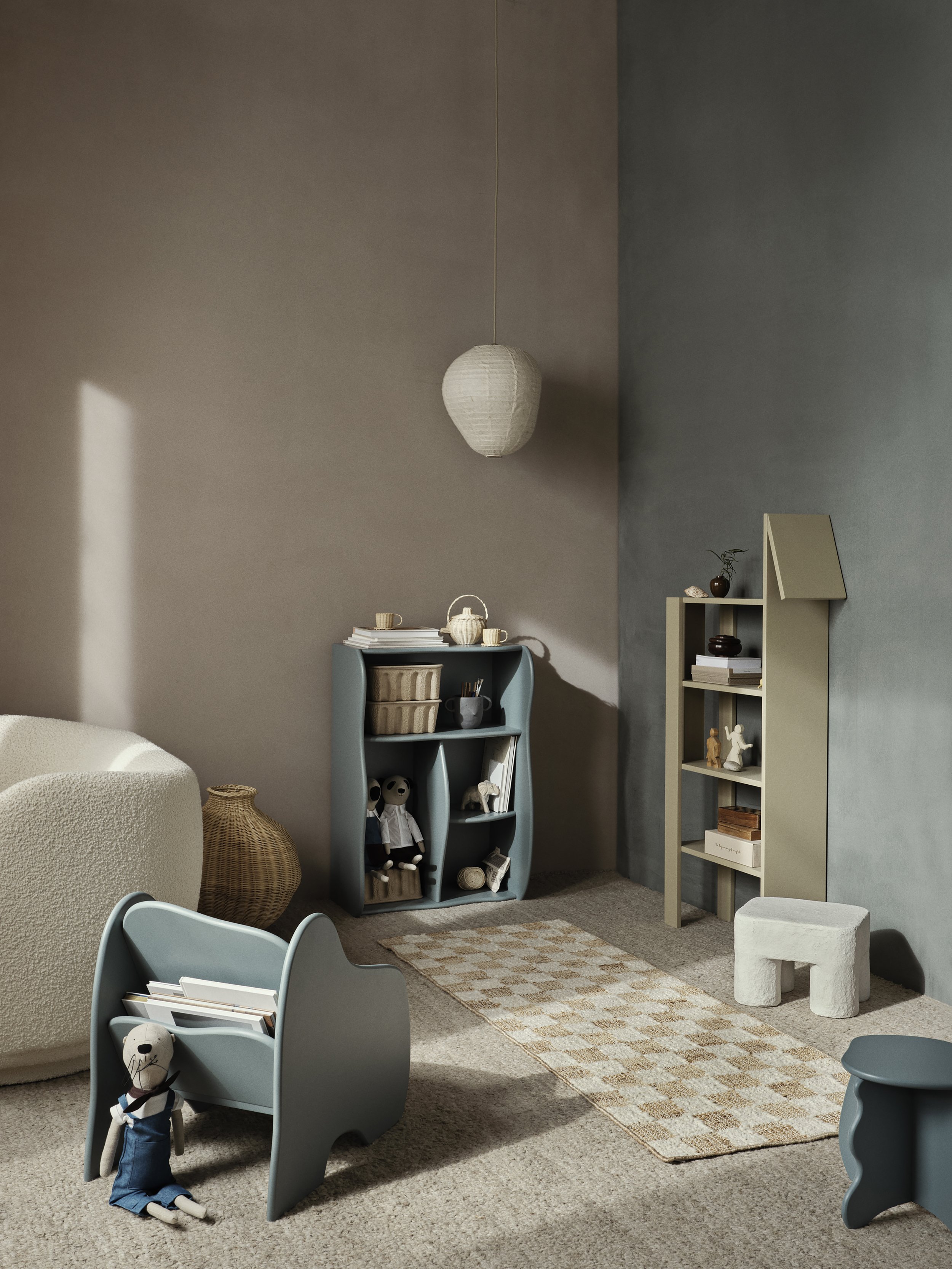 fermLIVING_SS24_SlopeBookcase_Storm_1104268917_SlopeLoungeChair_Storm_1104268862_GiraffeBookcase_Cashmere_1104268910_1.jpg