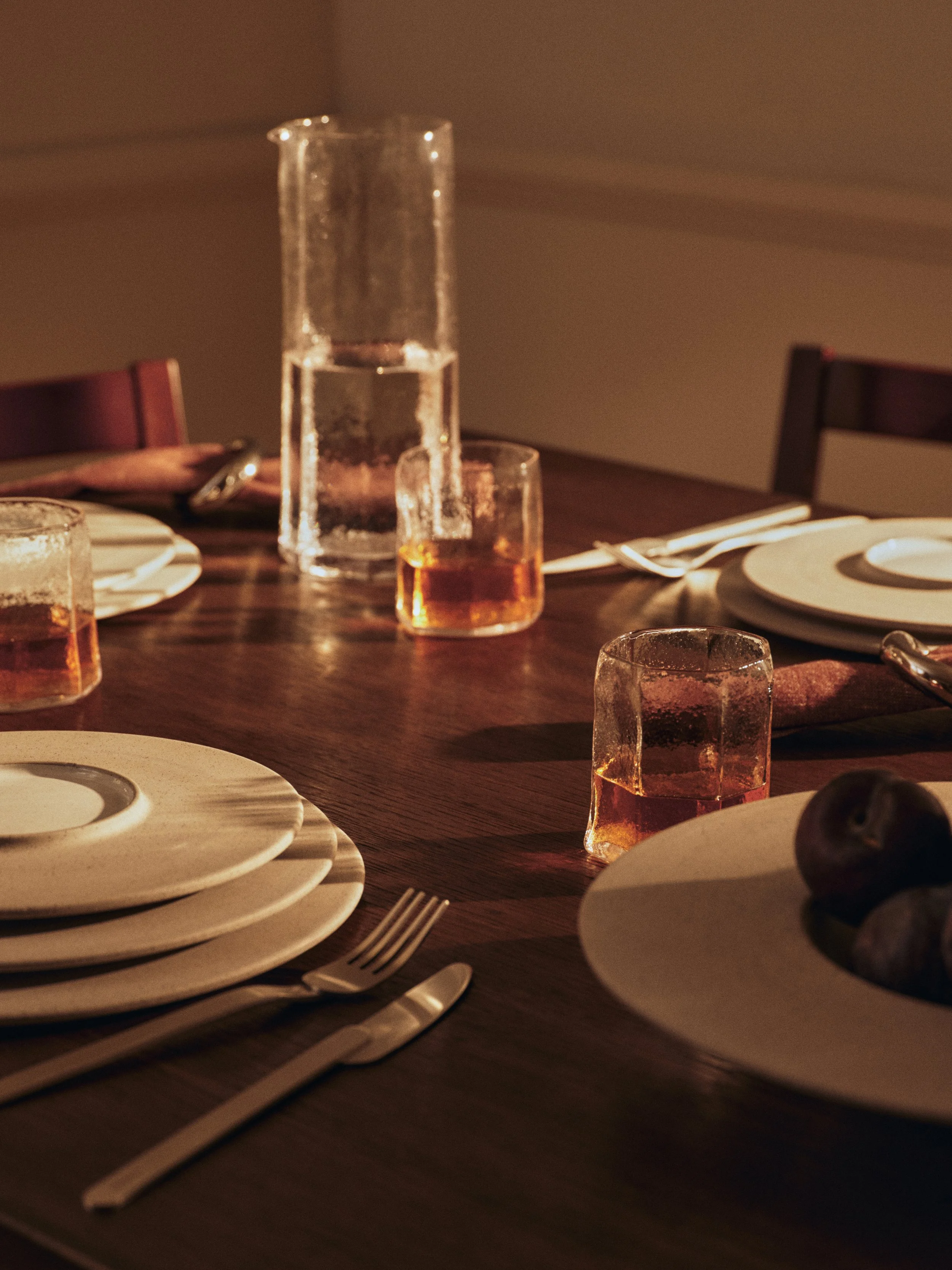 FermLiving_SS26_KiruCarafe_1104272988_KiruGlasses_1104272986_SonaeDinnerPlates_1104273003_1104272999_1104272998.jpg