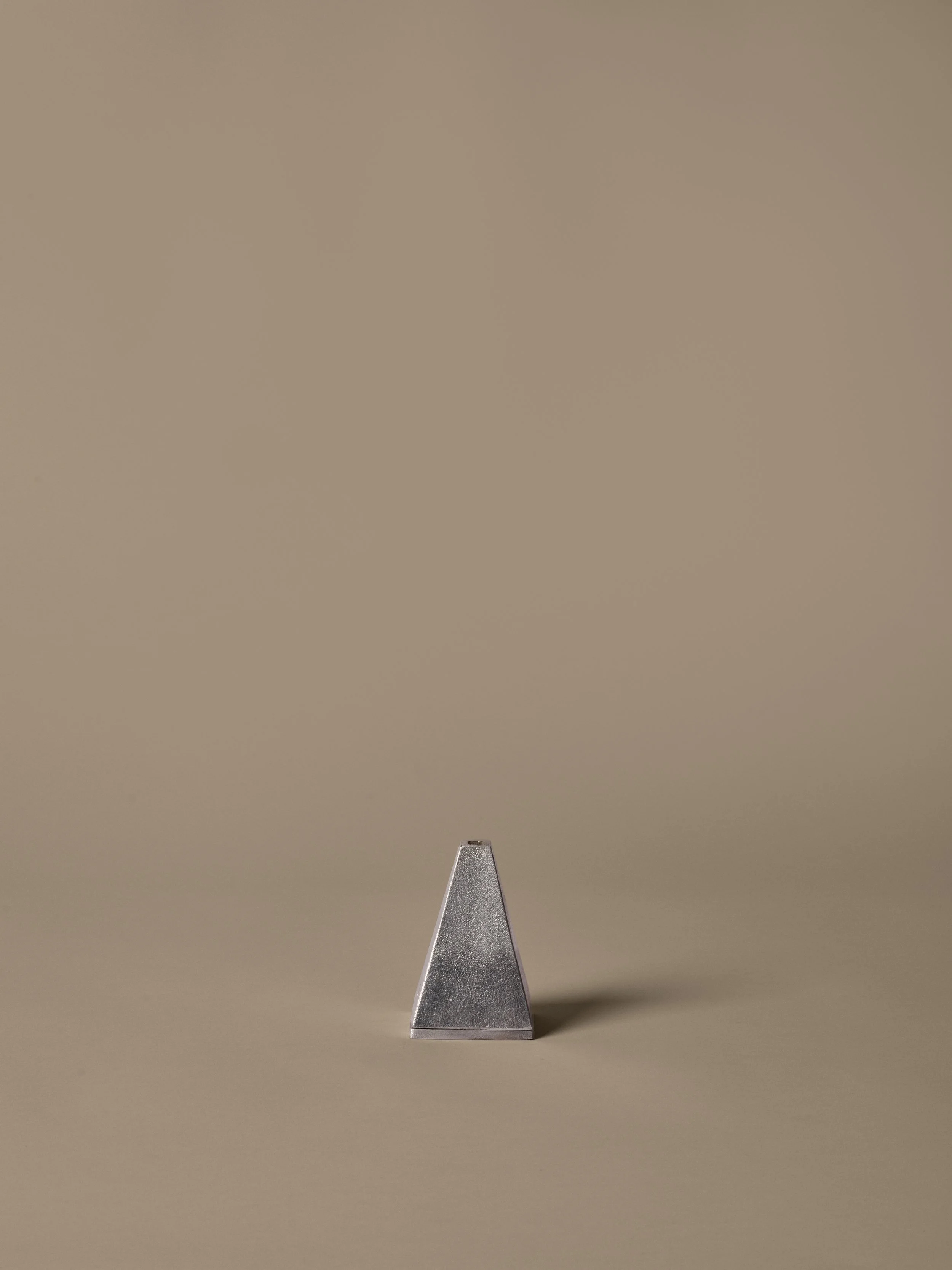 FermLiving_SS26_PackshotsWithBackground_PyraIncenseBurnerConeBurner_BrushedAluminium_1104273178.jpeg