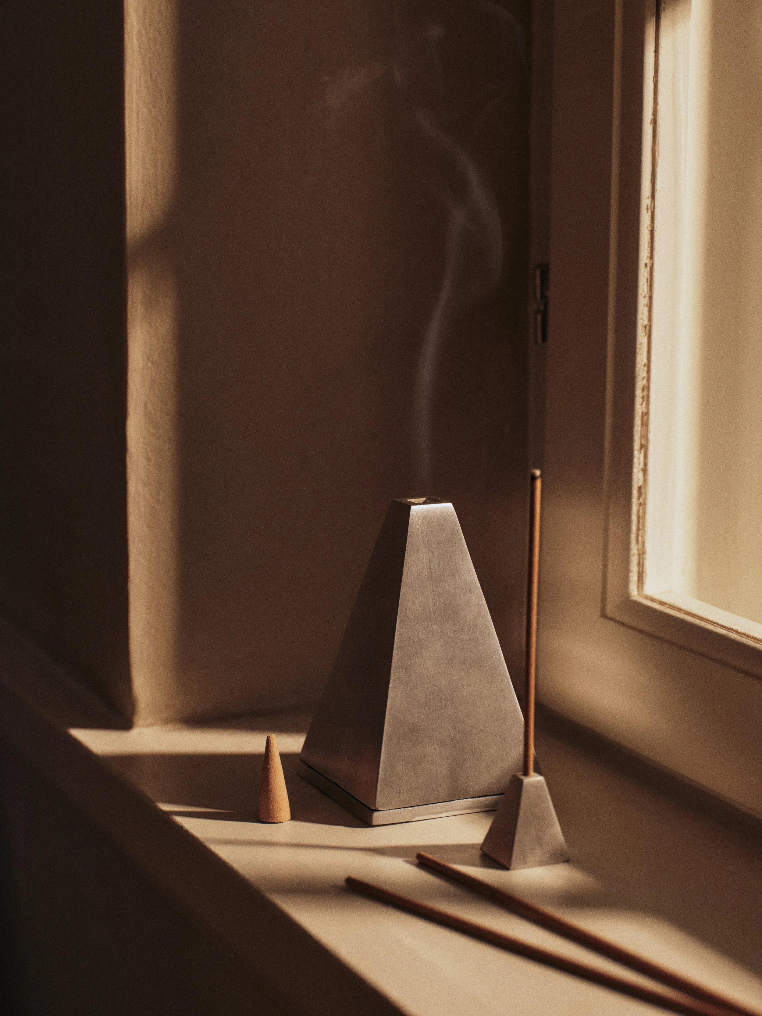 FermLiving_SS26_PyraIncenseBurnerCone_1104273178_PyraIncenseStickHolder_1104273177.jpg