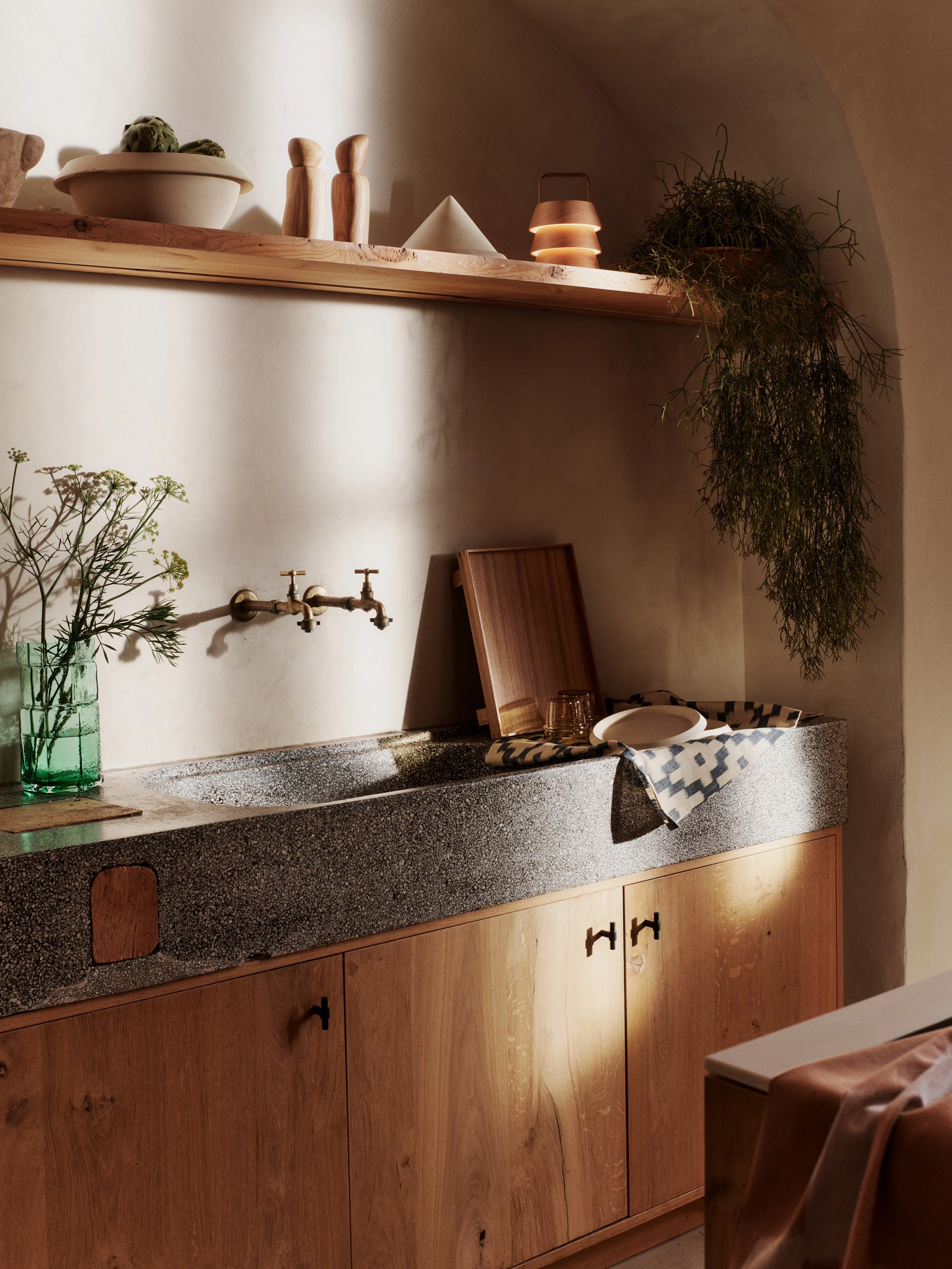 FermLiving_SS25_MuroVase_H30_RecycledGreen_1104270787_ErenaServingBowl_1104270740_ErenaCloche_19_1104270805_ErenaSidePlate_22_1104270742_LuverPortableLamp_1104271033_BoyaLowGlasses_1104270913.jpg